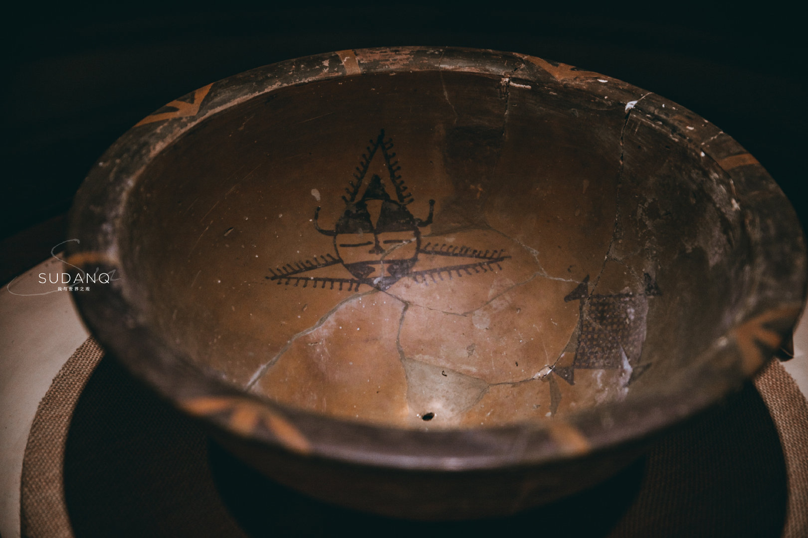 其中,最常见的是"图腾说",寓意鱼是半坡先民的图腾,用来供奉膜拜,但