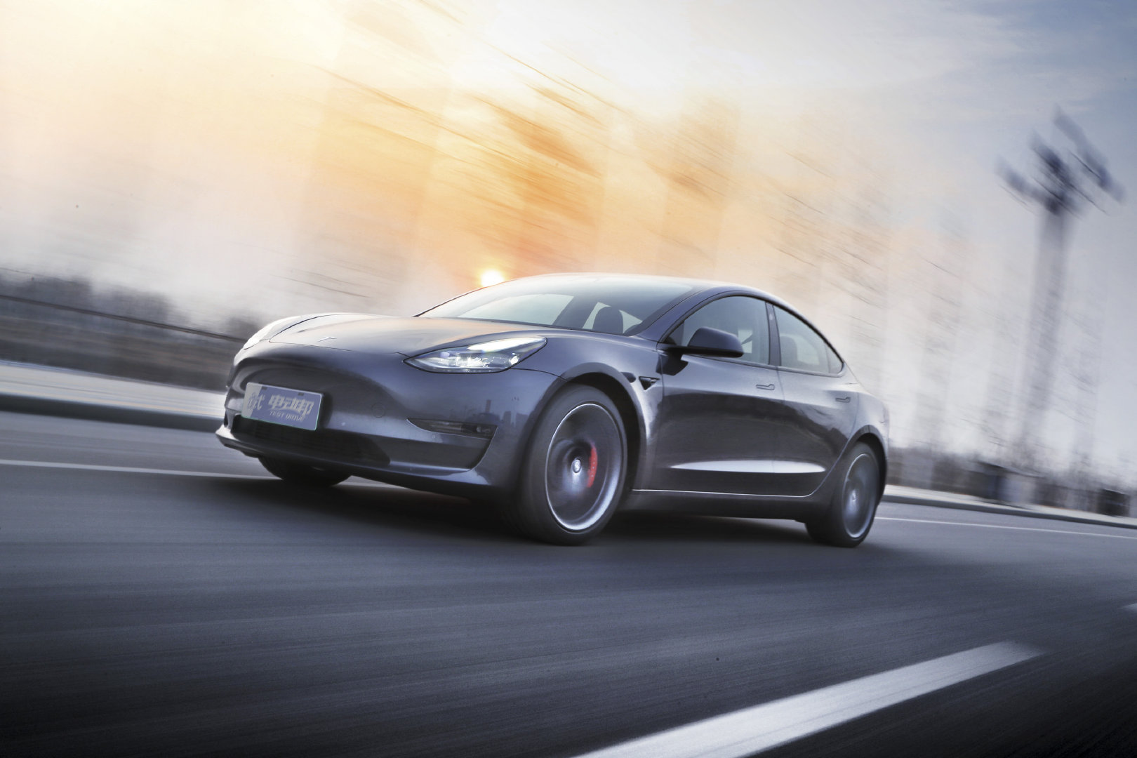 加速3秒3仅售34万特斯拉model3高性能版这回够顶的