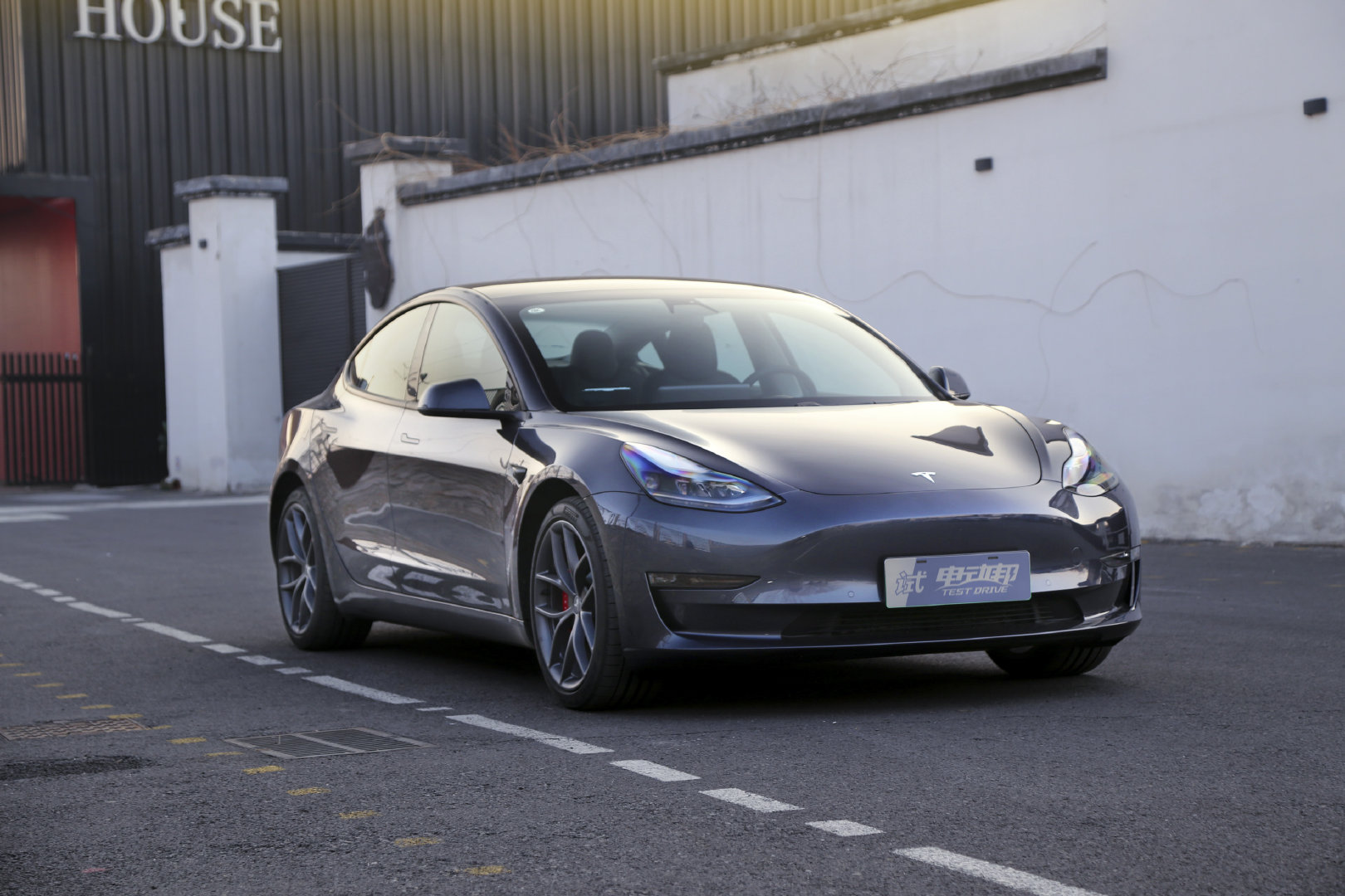 加速3秒3仅售34万特斯拉model3高性能版这回够顶的