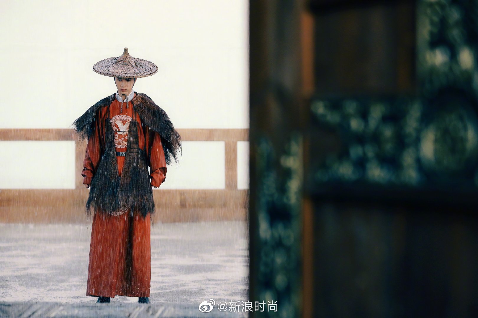 释出一组新大片,古装侠客造型首曝光……