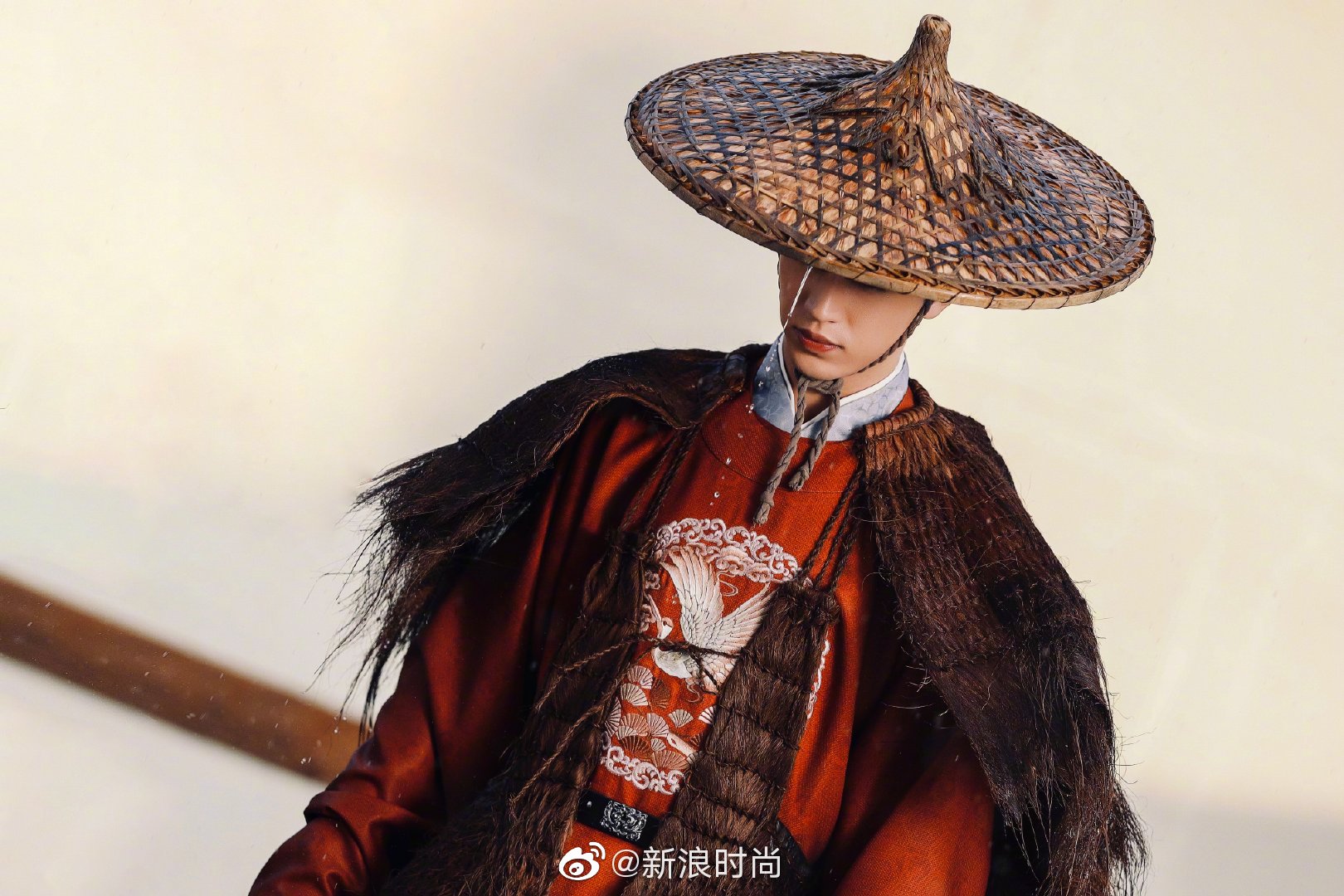 释出一组新大片,古装侠客造型首曝光……