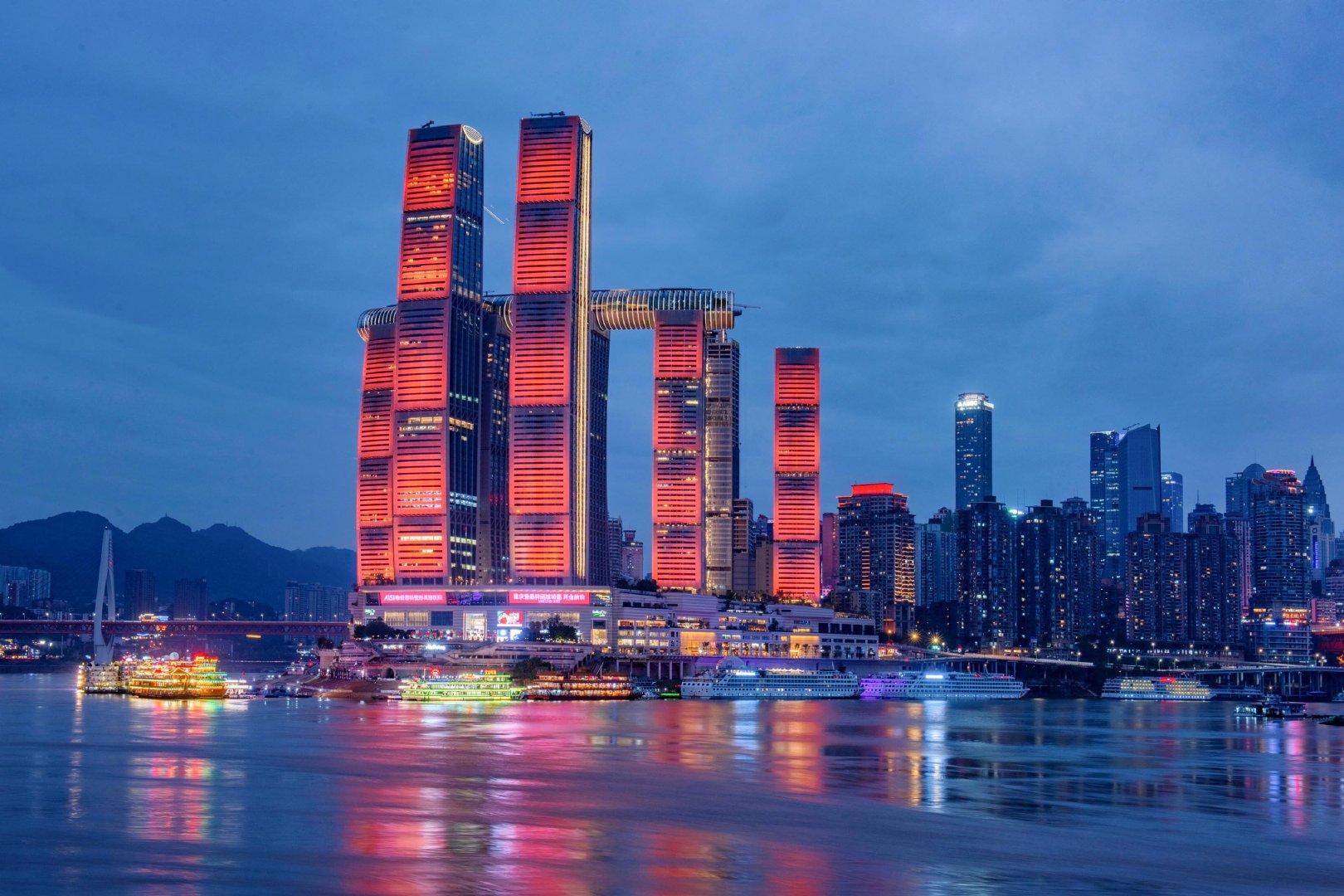 240亿建的重庆来福士把森林植上云端横向摩天楼太奢华了