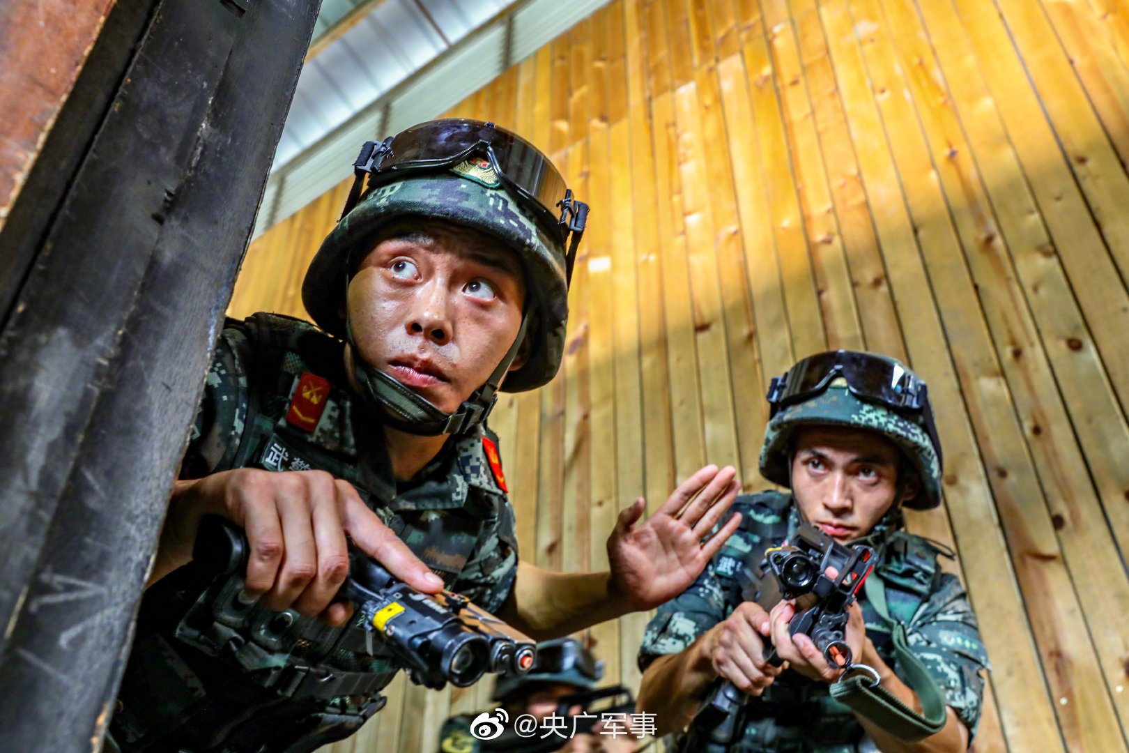 城市反恐！高清大图看武警特战队员楼房反劫持演练