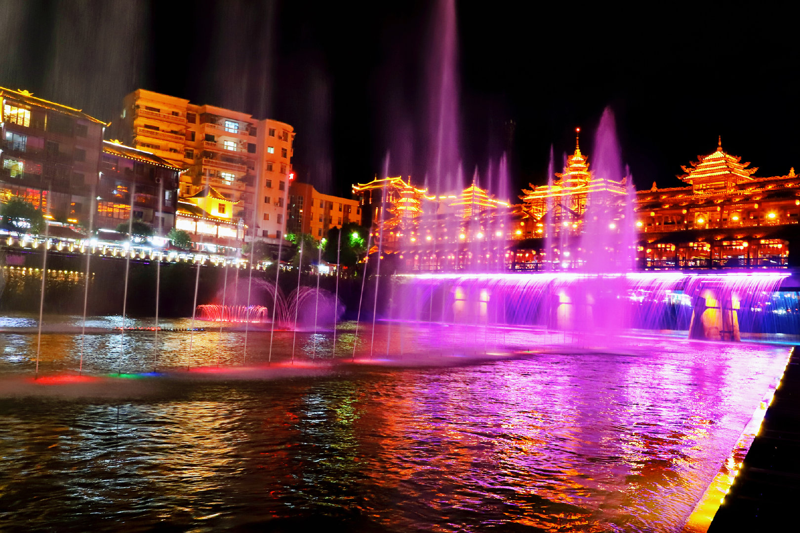 40名网络大v走进神秘的北纬30℃宣恩彭家寨 共话乡村振兴