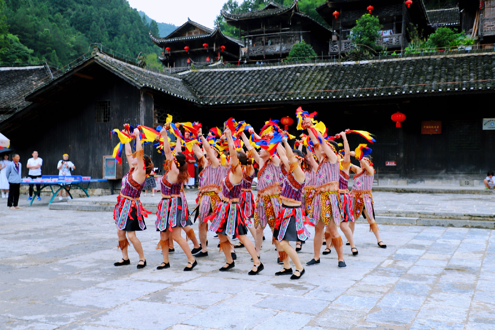 人民为远道而来的我们带来了土家非遗特色的民间舞蹈《八宝铜铃舞》