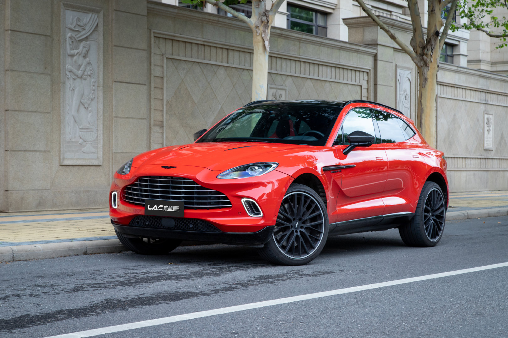 lac体验更低门槛奢华依然阿斯顿马丁dbxstraightsix