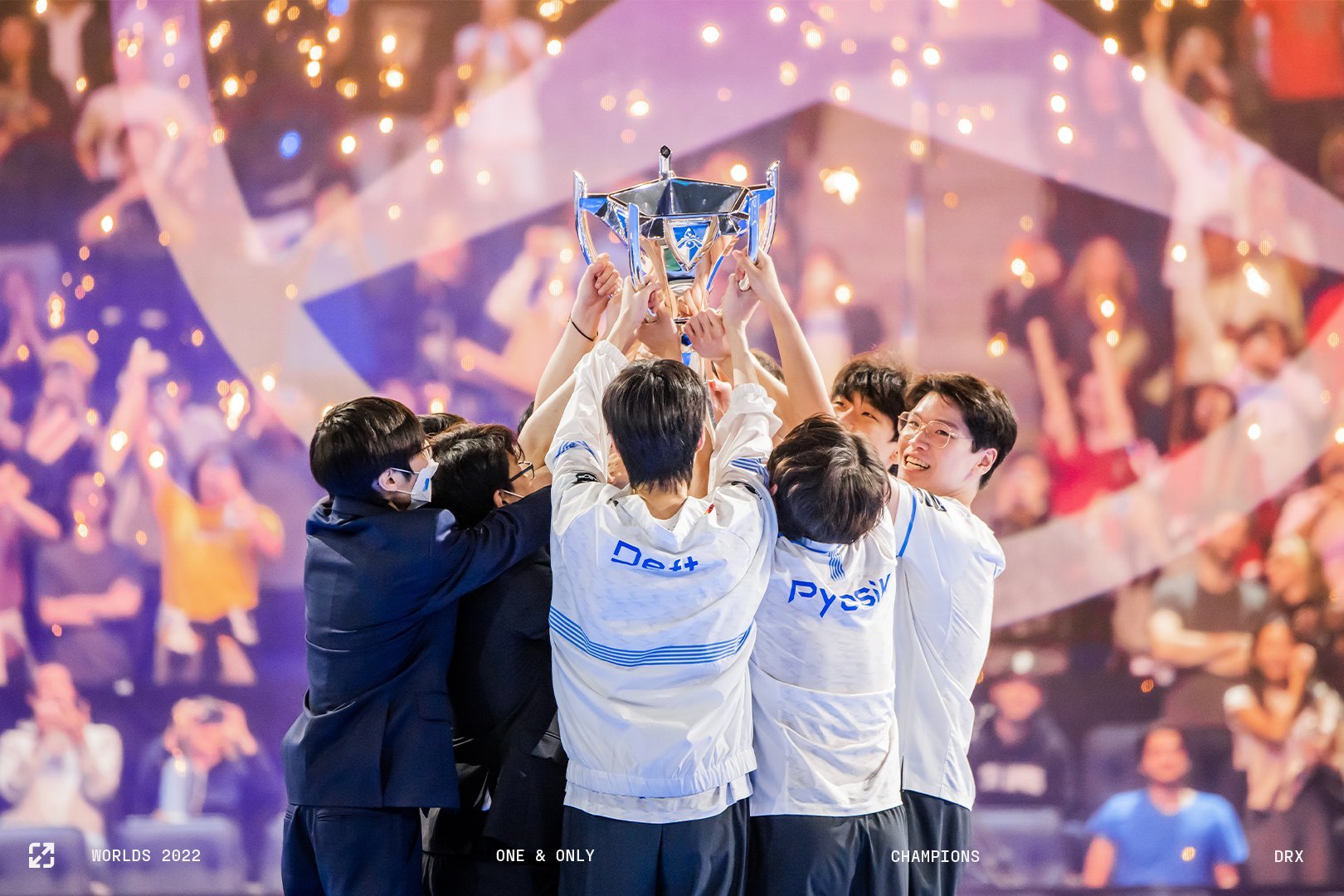 LCK官推分享了DRX夺冠时的照片 激动人心的一刻！再次恭喜DRX！