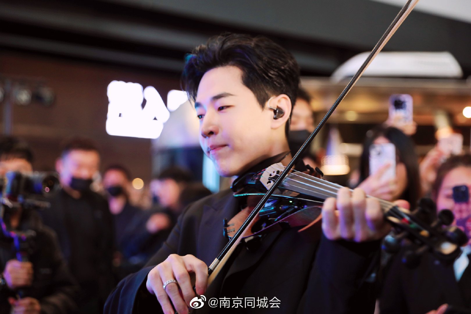 刘宪华来南京了,快来偶遇拉小提琴的henry!_高清图集_新浪网