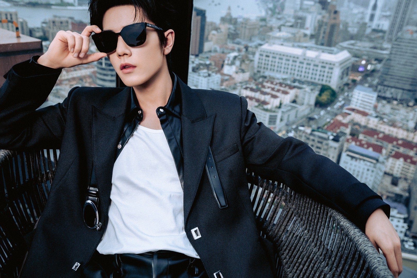 西装加皮衣皮裤加绑带,肖战你是懂怎么钓我的!_高清图集_新浪网