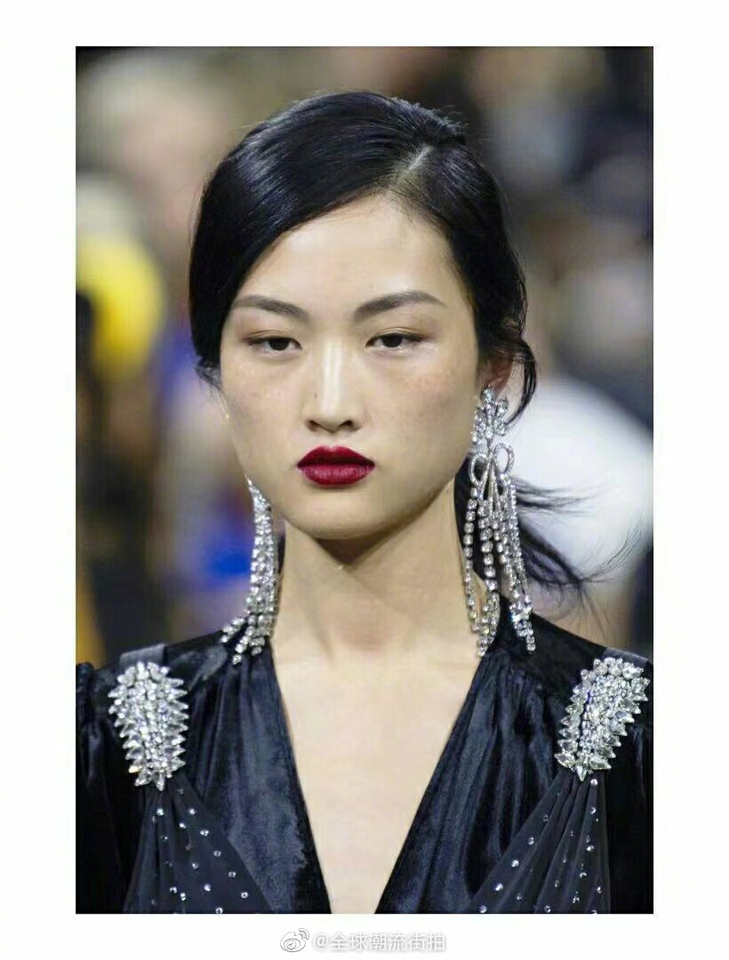 国模李静雯,极具辨识度的脸型,可爱的雀斑更是为她锦上添花