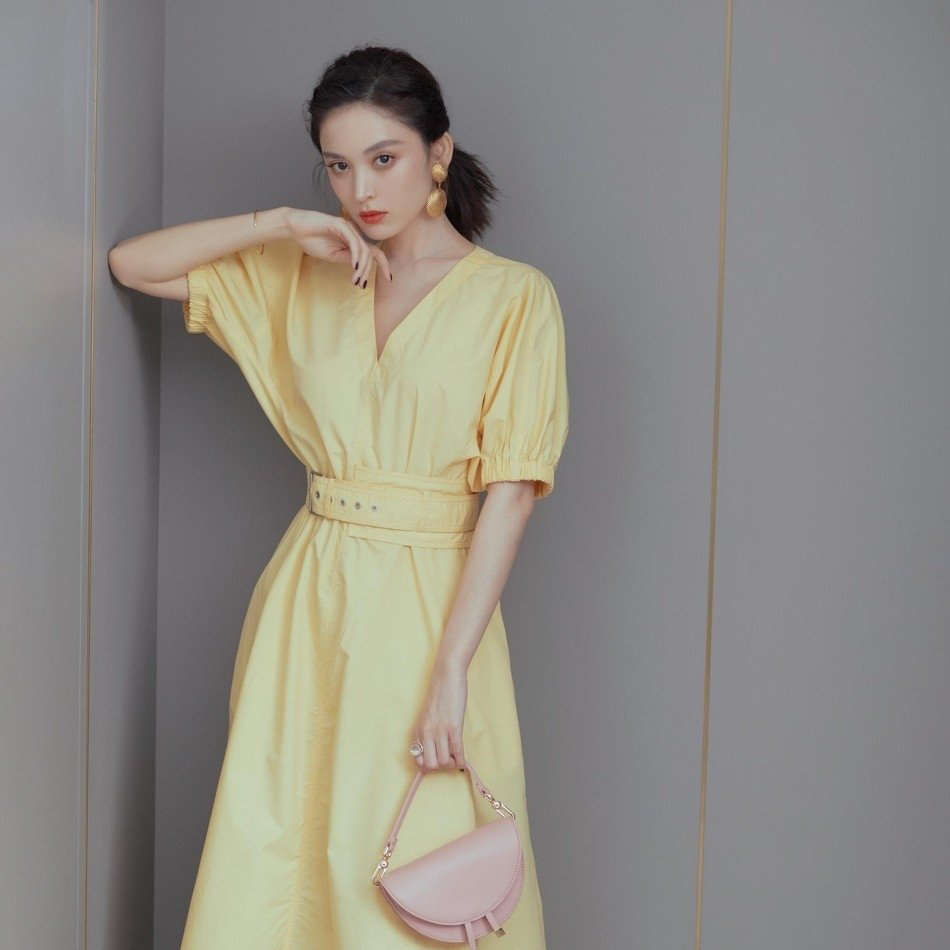 淡黄的长裙,蓬松的长发