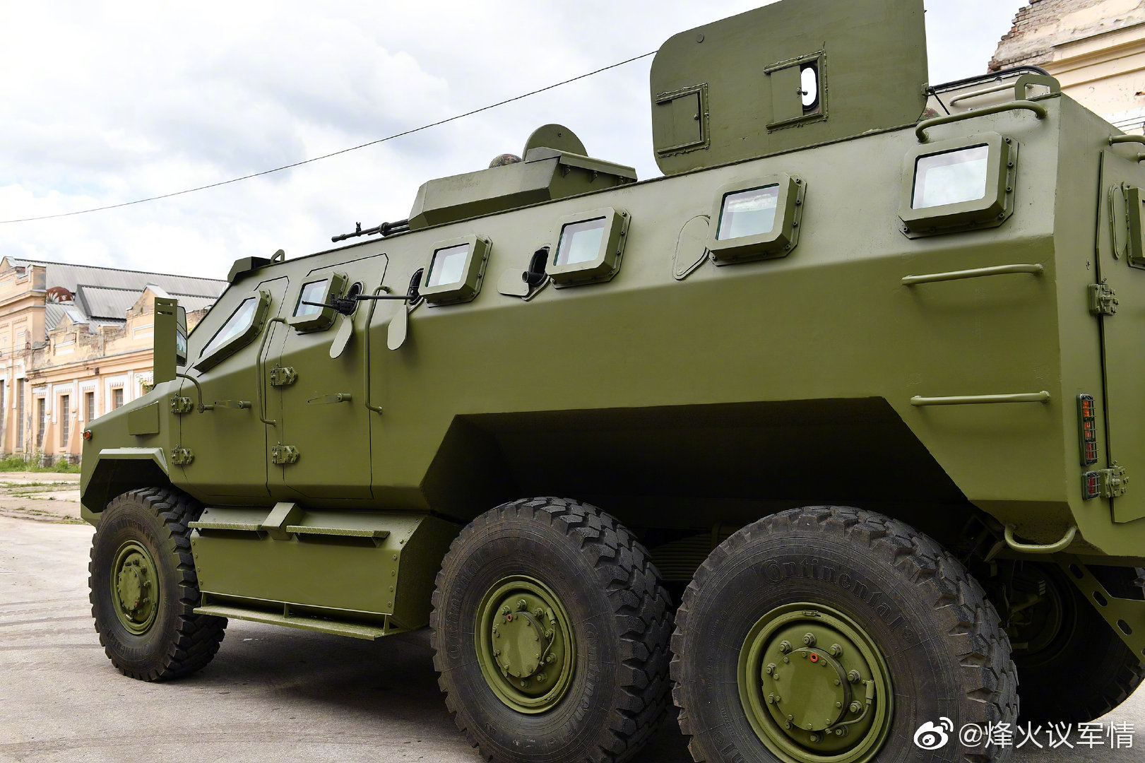 塞尔维亚展示新型m-20防雷反伏击车