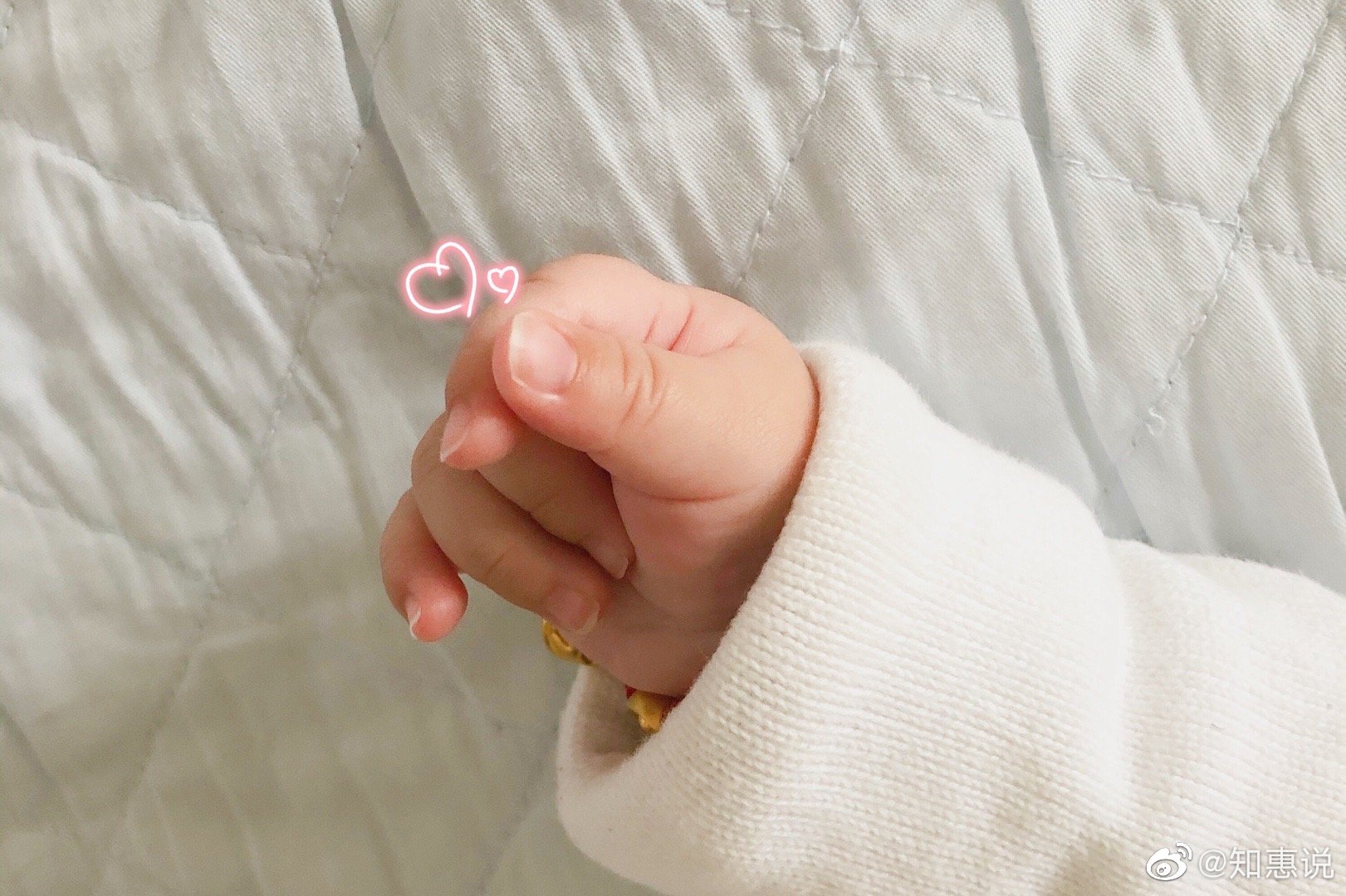 我的好大儿已经开始会对女孩子比心了