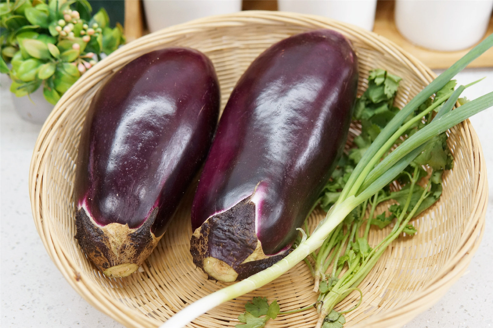 大热天,就馋茄子这吃法,不炒不油炸,简简单单可真香啊|茄子|香菜_新浪