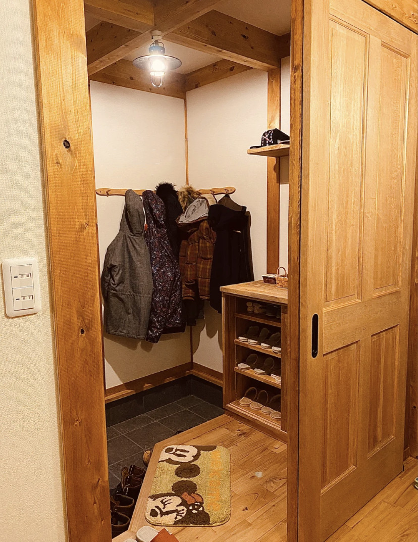 日本玄关储物间,主要是用来收纳常穿鞋,外套,需要带出门的包包,分类好