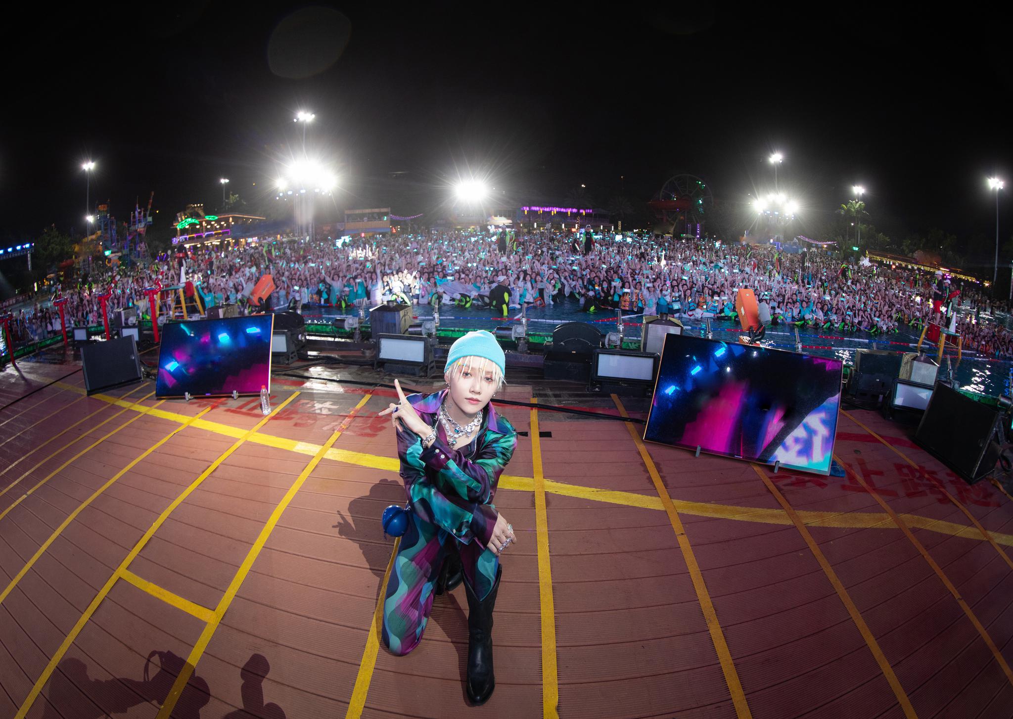 长隆水上音乐节,一套mans印花衬衫长裤配上蓝色冷帽脏辫……|音乐节