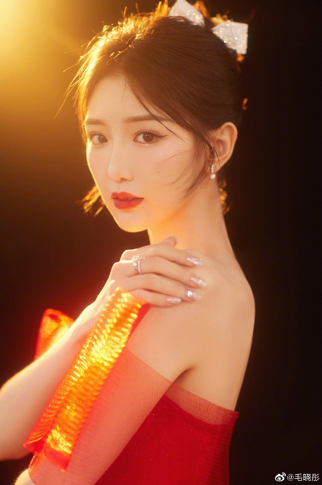 毛晓彤学姐妆比心自拍好漂亮哇……__财经头条