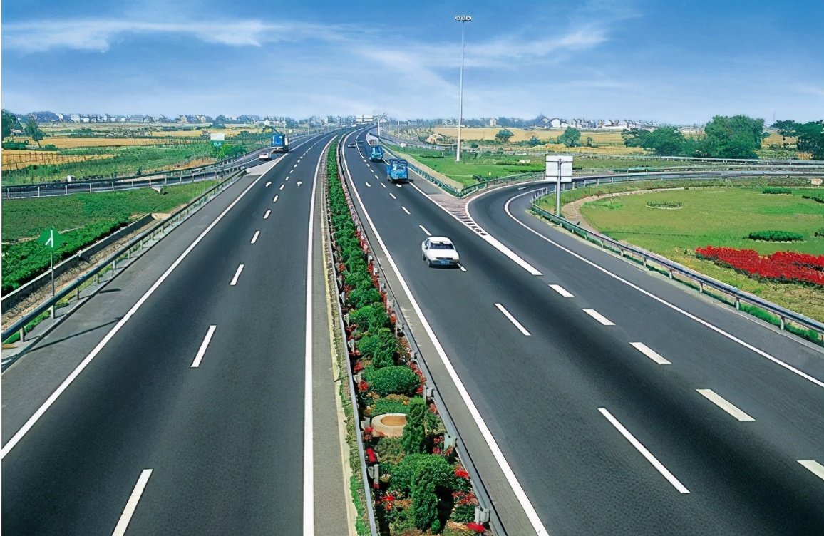 高速到底该不该收费?专家提出3点建议,车主:让我考虑考虑!-新浪汽车