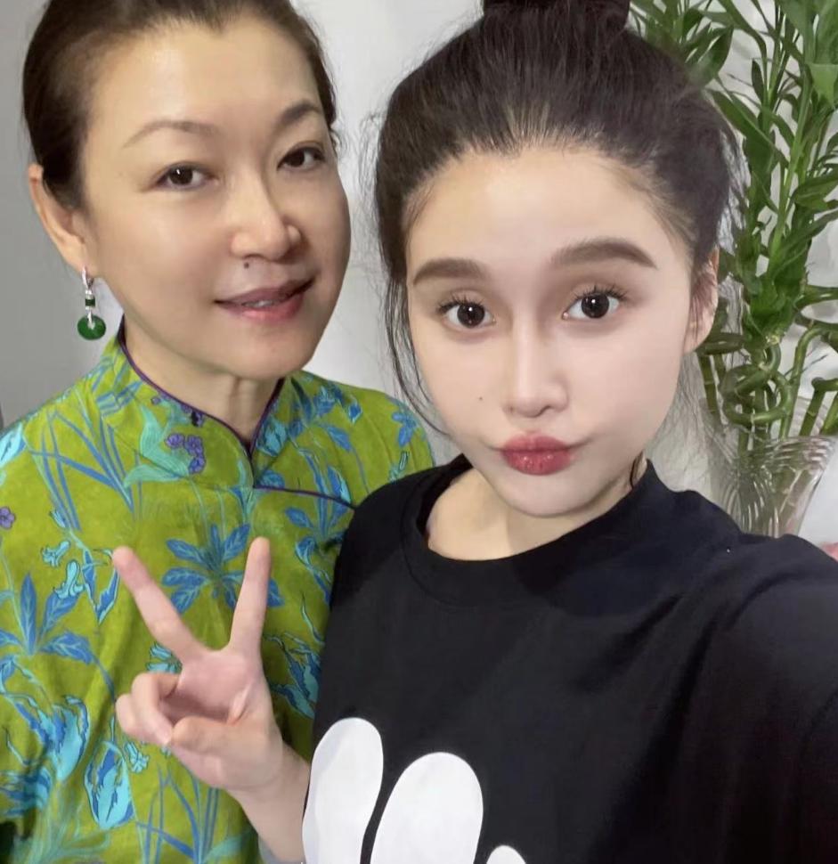 照片中,一家人围绕在马丽娟身边,寿星赵一涵赵一楠戴着生日帽,身穿