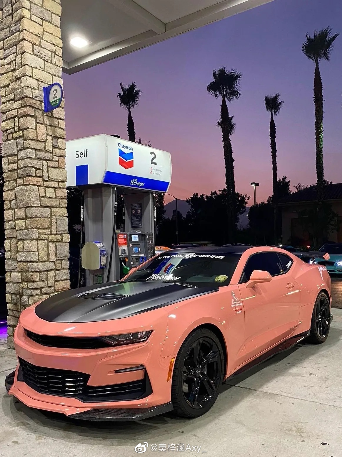 科迈罗 猛男粉配碳黑机盖 哪个男人能拒绝一台猛男粉的车呢?