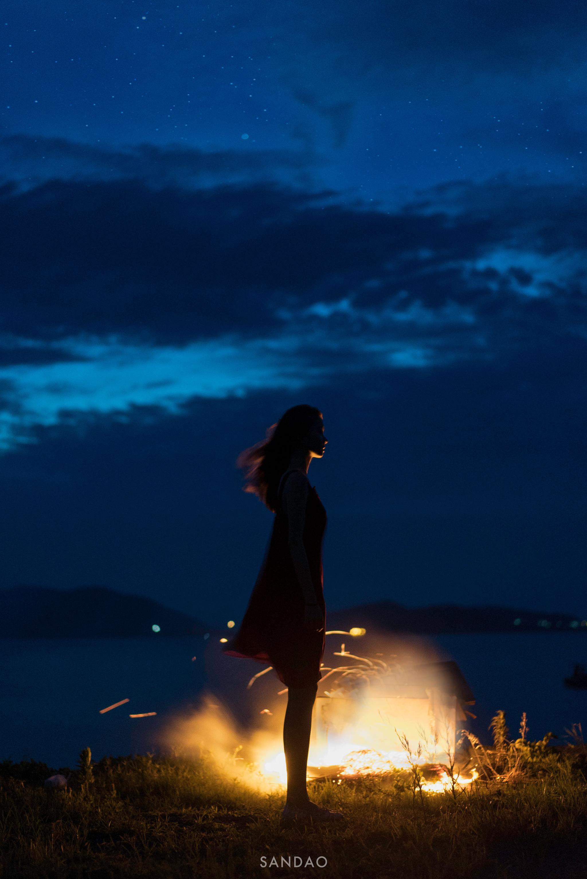 1 / 4 海边的篝火 被照亮的少女脸庞摄影:三岛影像6月沿海城市巡拍