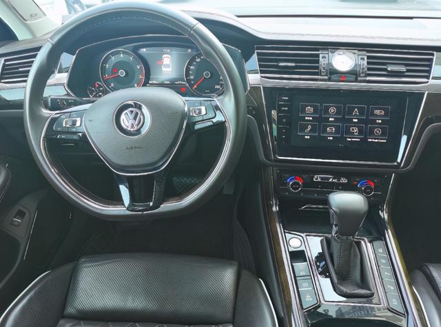 25万元买辆国v大众辉昂试驾车六年免费保养亲友都说不亏