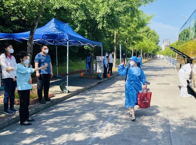 毕业季和暑期临近，大学生如何离校离沪？上海多所高校发布方案休闲区蓝鸢梦想 - Www.slyday.coM