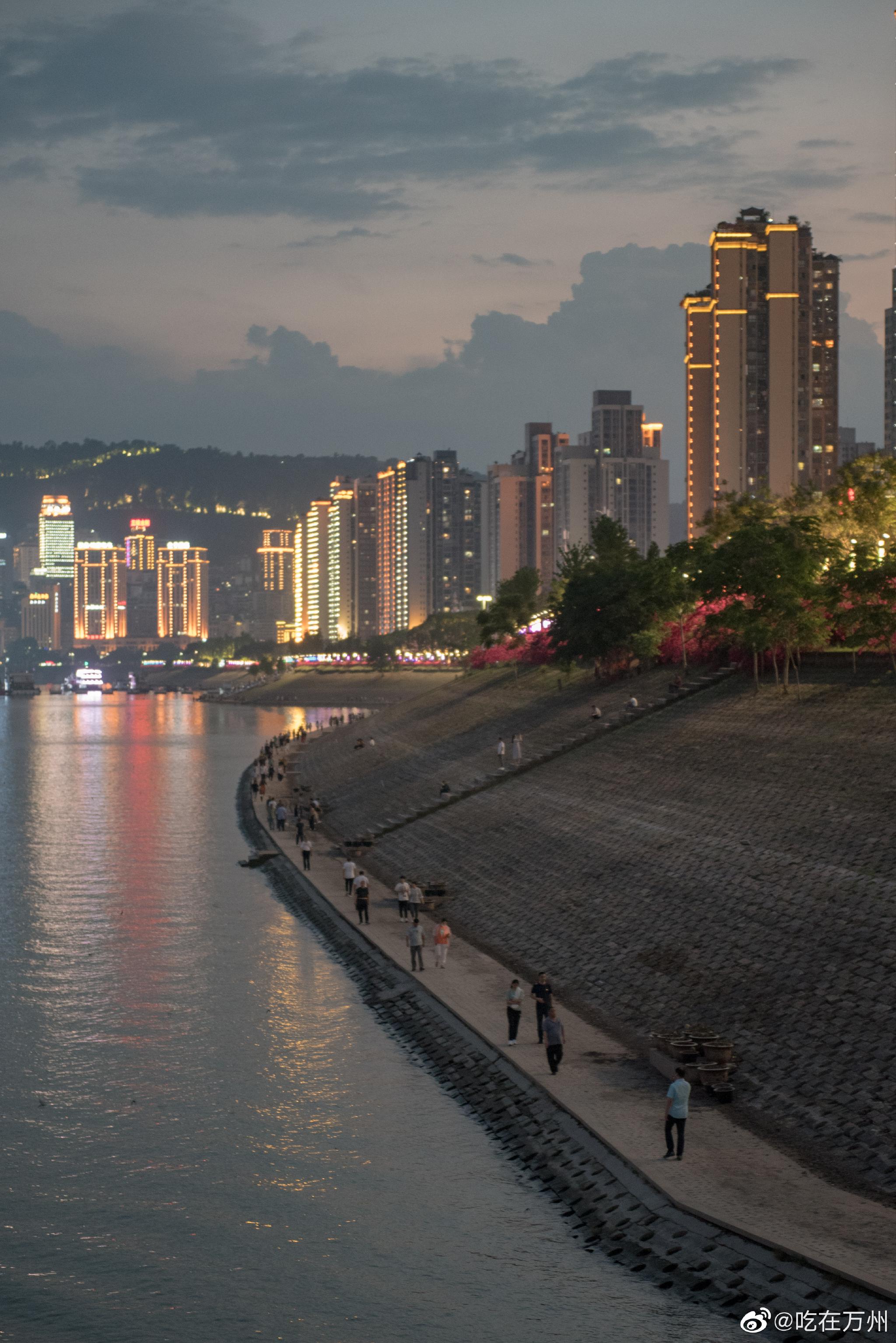 随着长江水位下降万州区北滨路消落带步道显露出来