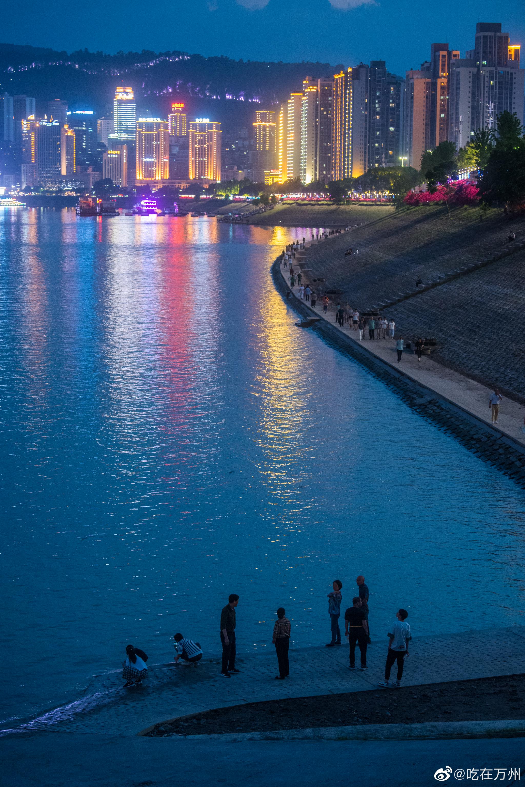 随着长江水位下降万州区北滨路消落带步道显露出来