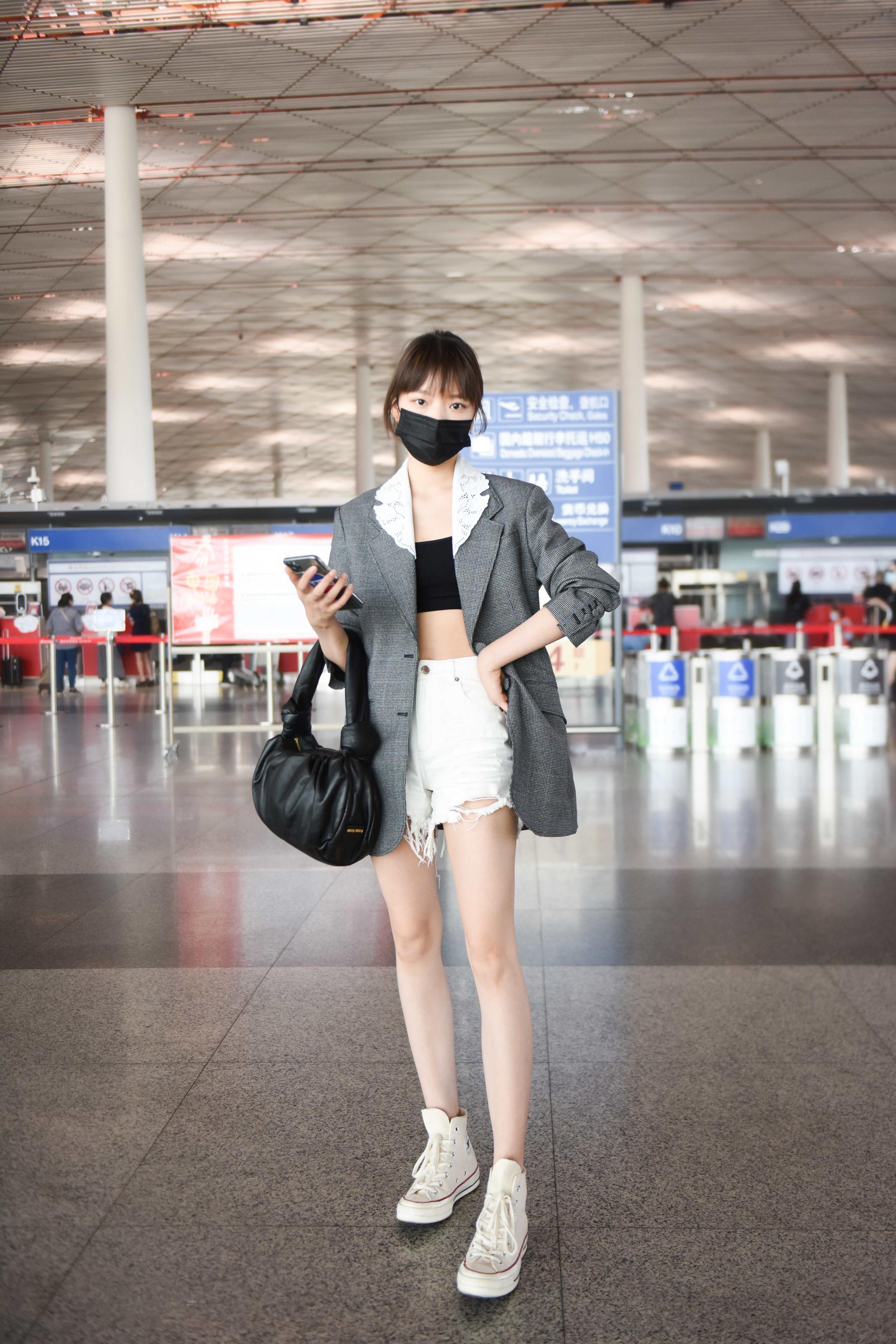 现身机场,这腿真实的慕了,妹妹小露蛮腰,英气飒爽