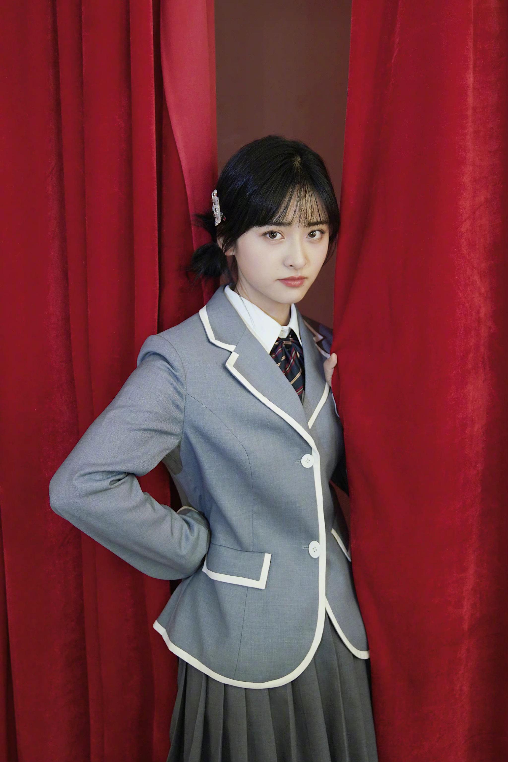 沈月校服大片回到校园时光今天是元气少女沈月哟