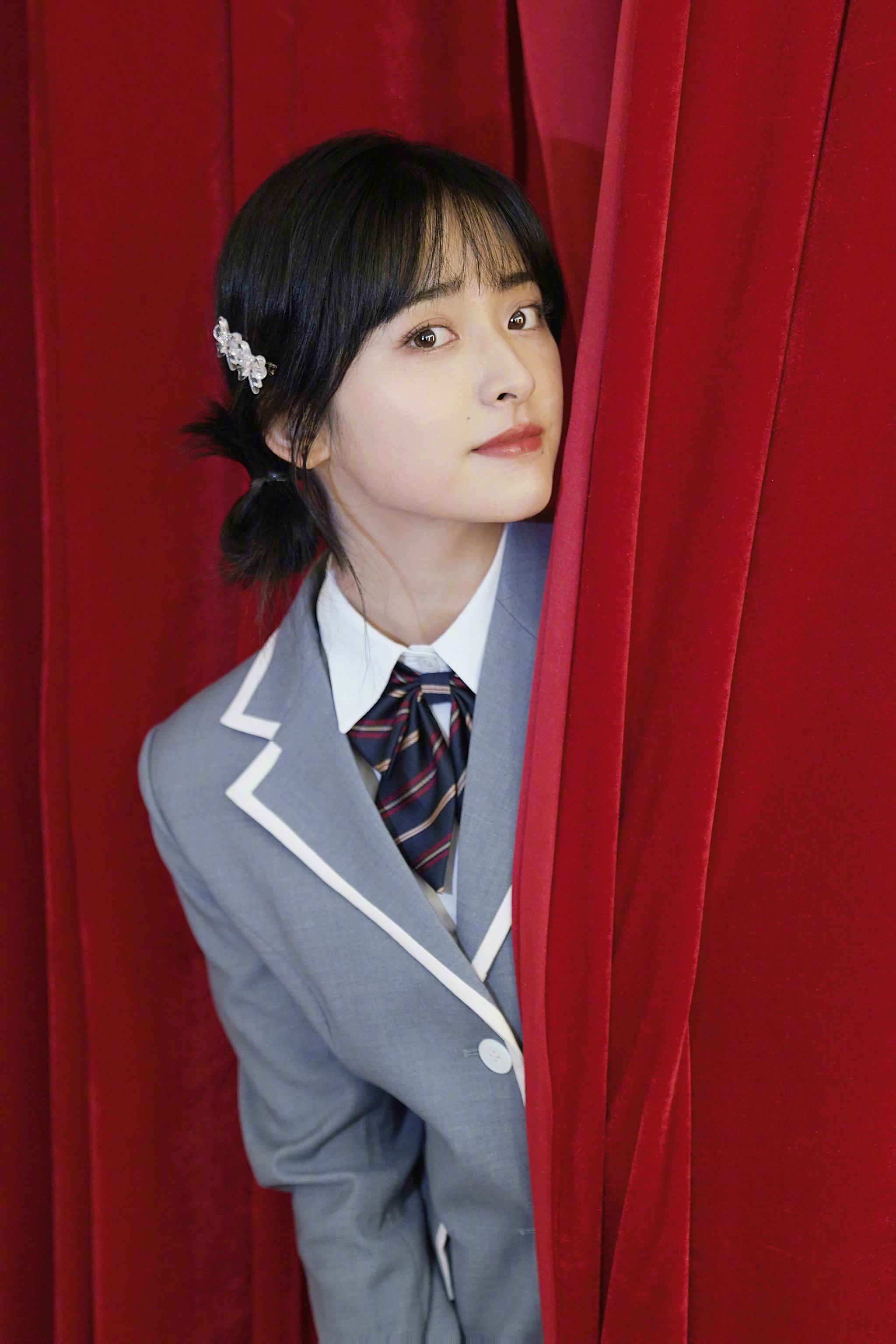 沈月校服大片回到校园时光今天是元气少女沈月哟