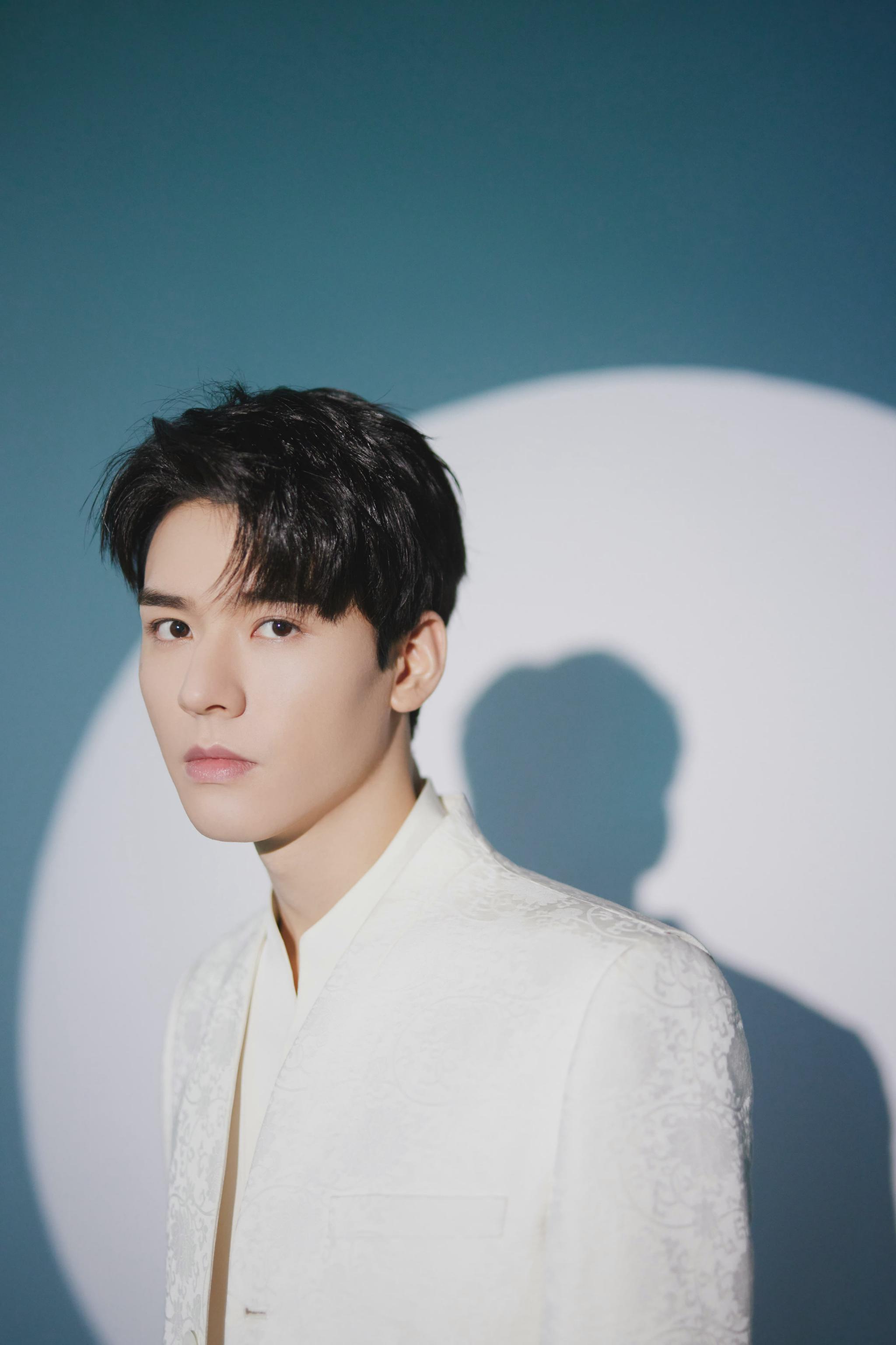 龚俊今晚活动造型图白色儒雅绅士经典新生新影像向未来