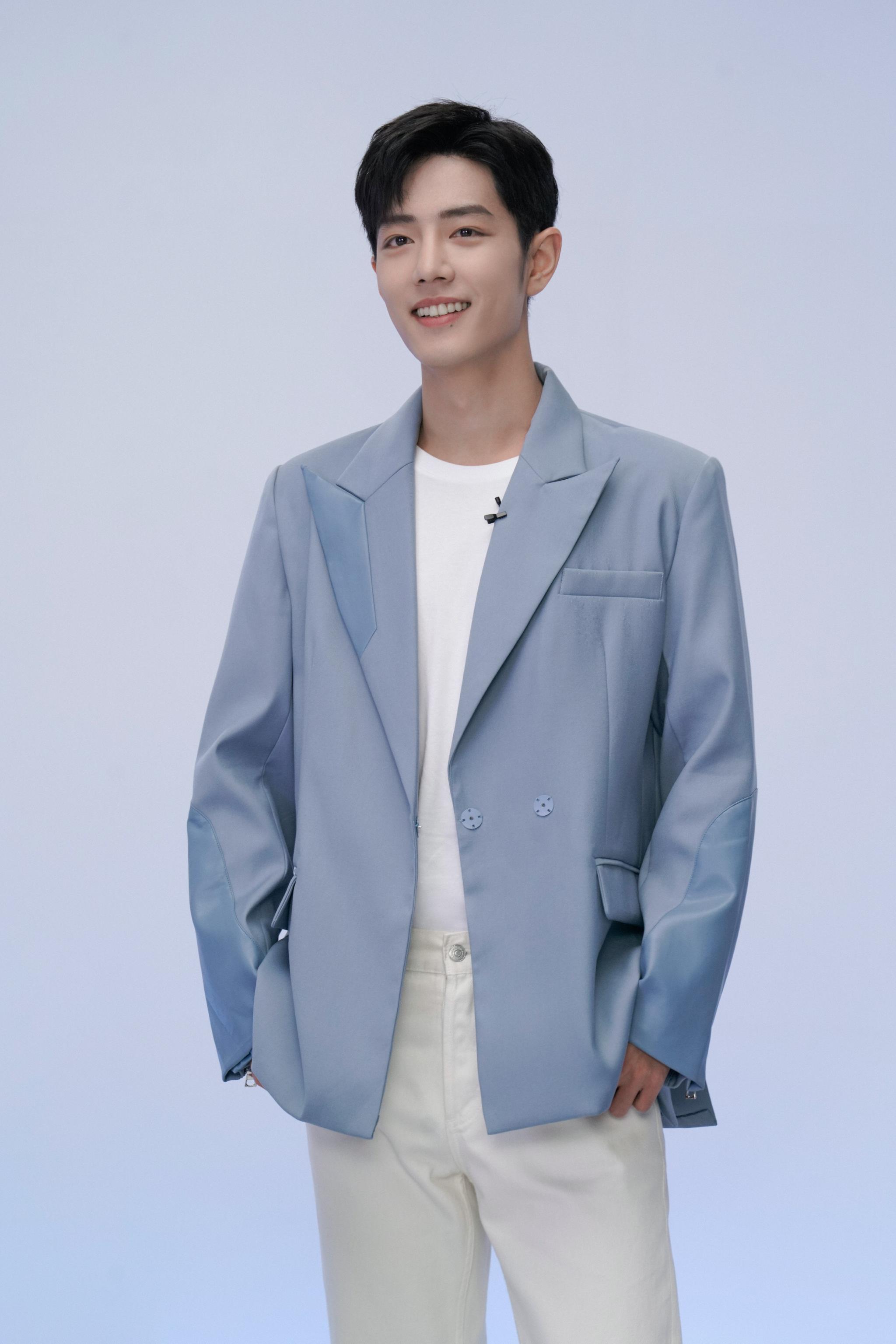 肖战蓝色西装造型清爽帅气