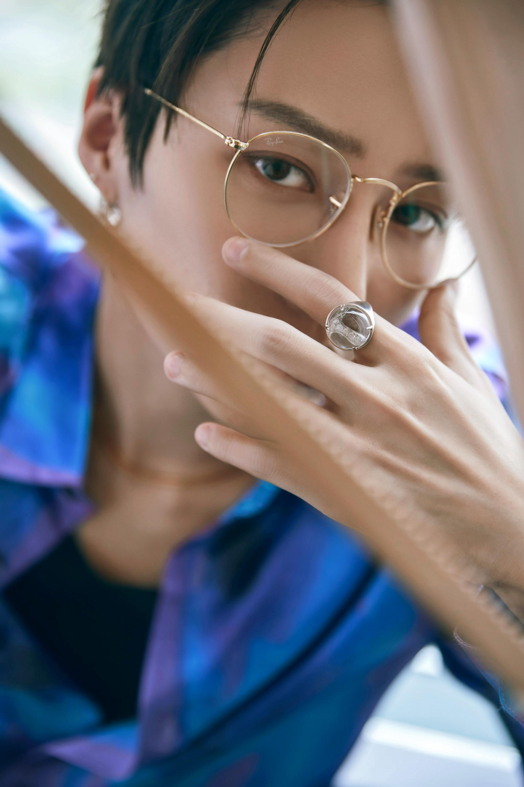 刘雨昕直播造型金丝边眼镜杀眼神直勾住了谁的心