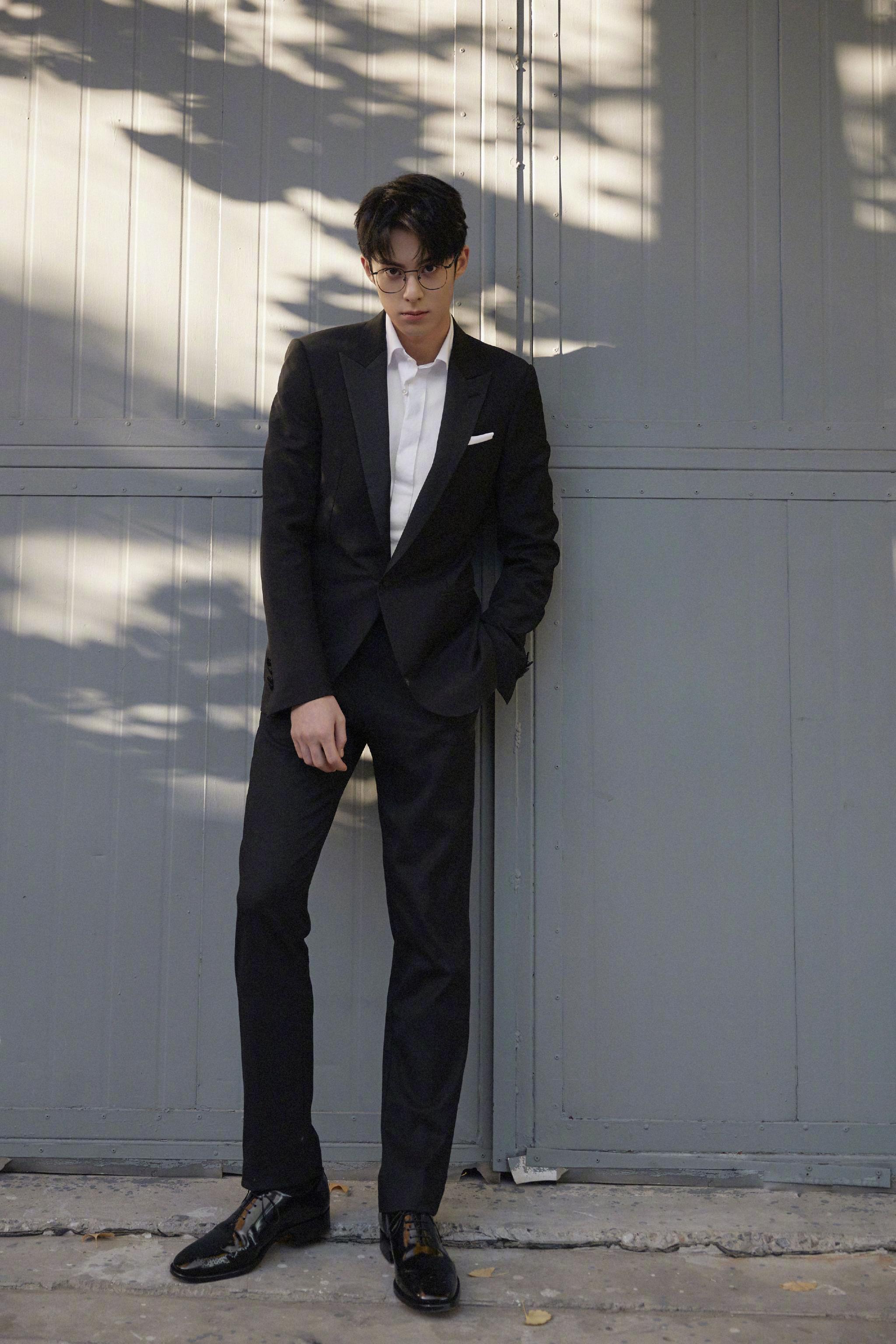 王鹤棣今日活动造型一身黑西装搭配白衬衫