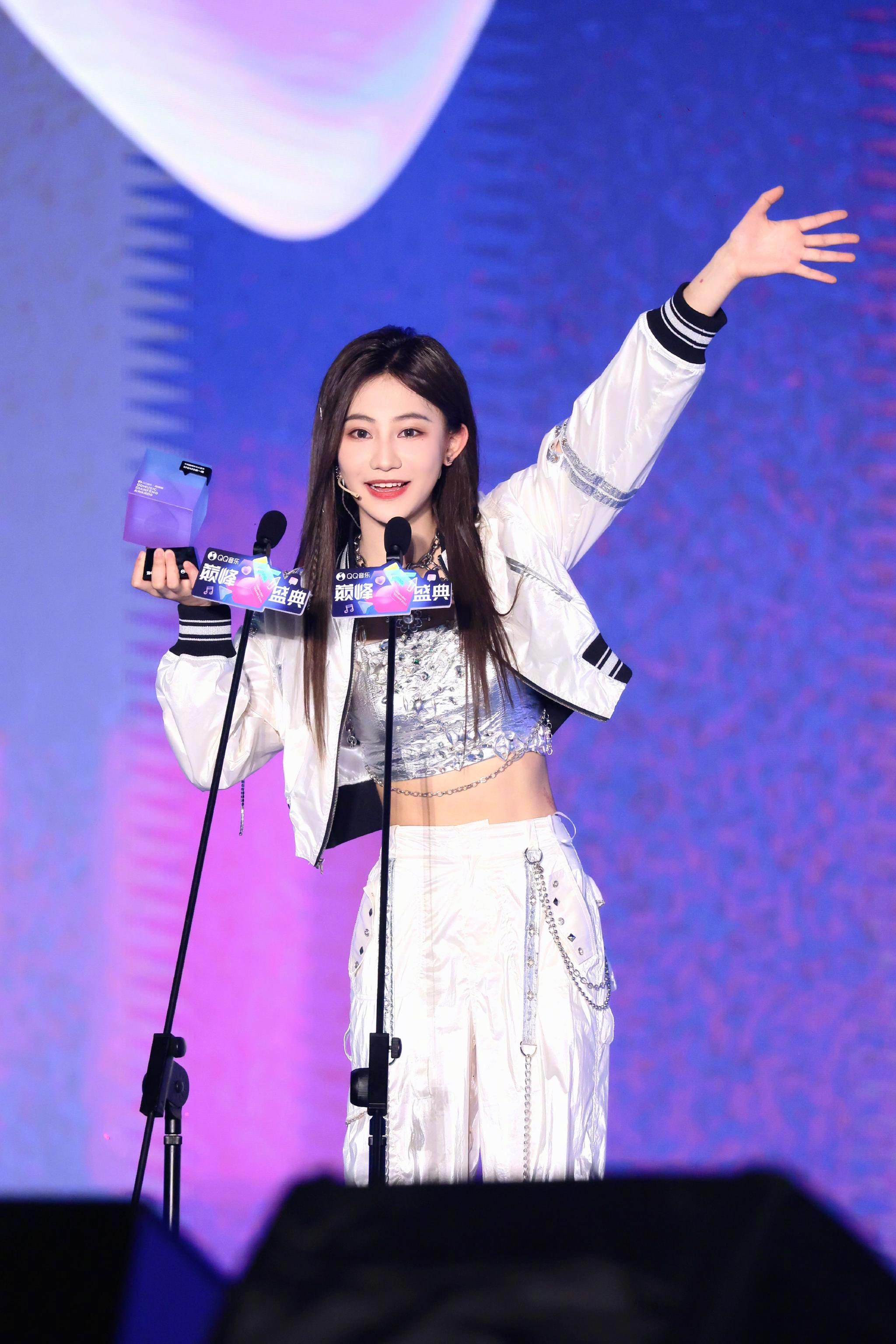 获得qq音乐巅峰盛典"年度巅峰新锐女歌手"荣誉_高清图集_新浪网