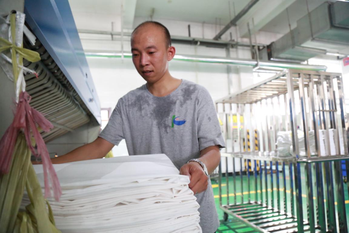 熨烫工贺云昭指尖上的无声告白