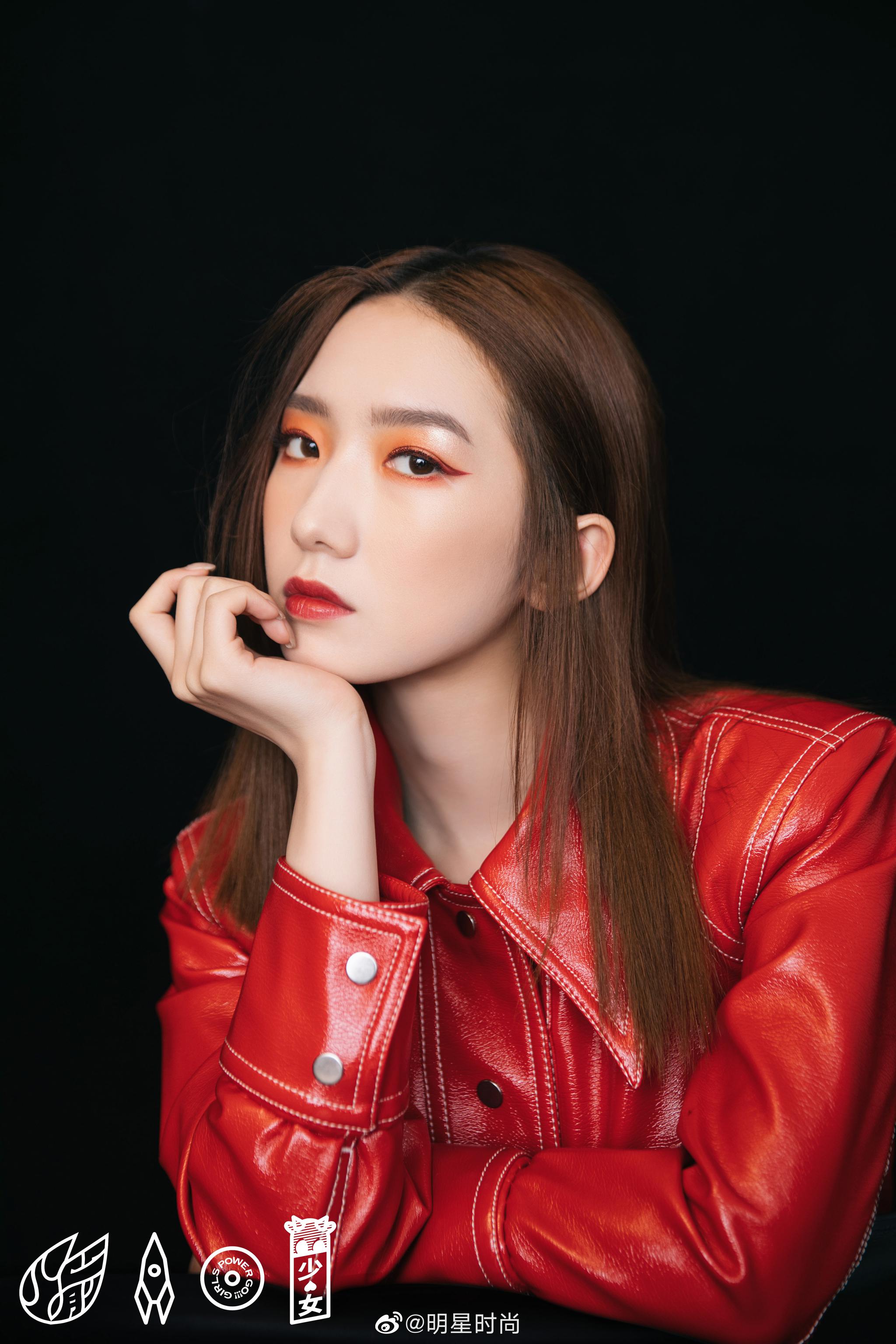 孟美岐最新造型,橘色眼妆搭配烈焰红色皮衣魅力十足