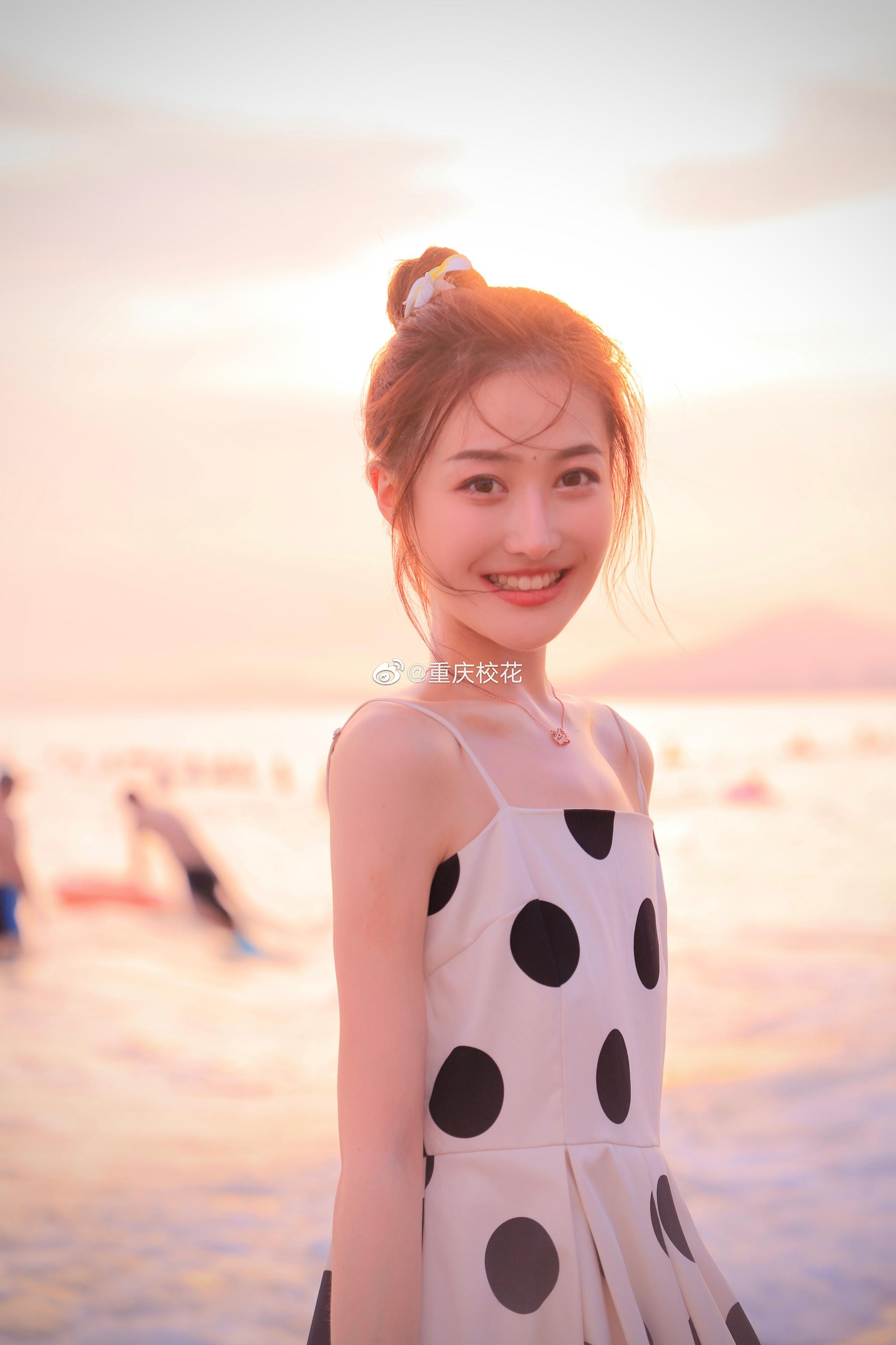 推荐美女翟佳 今年19岁 身高172 擅长舞蹈 游泳 来自表演系