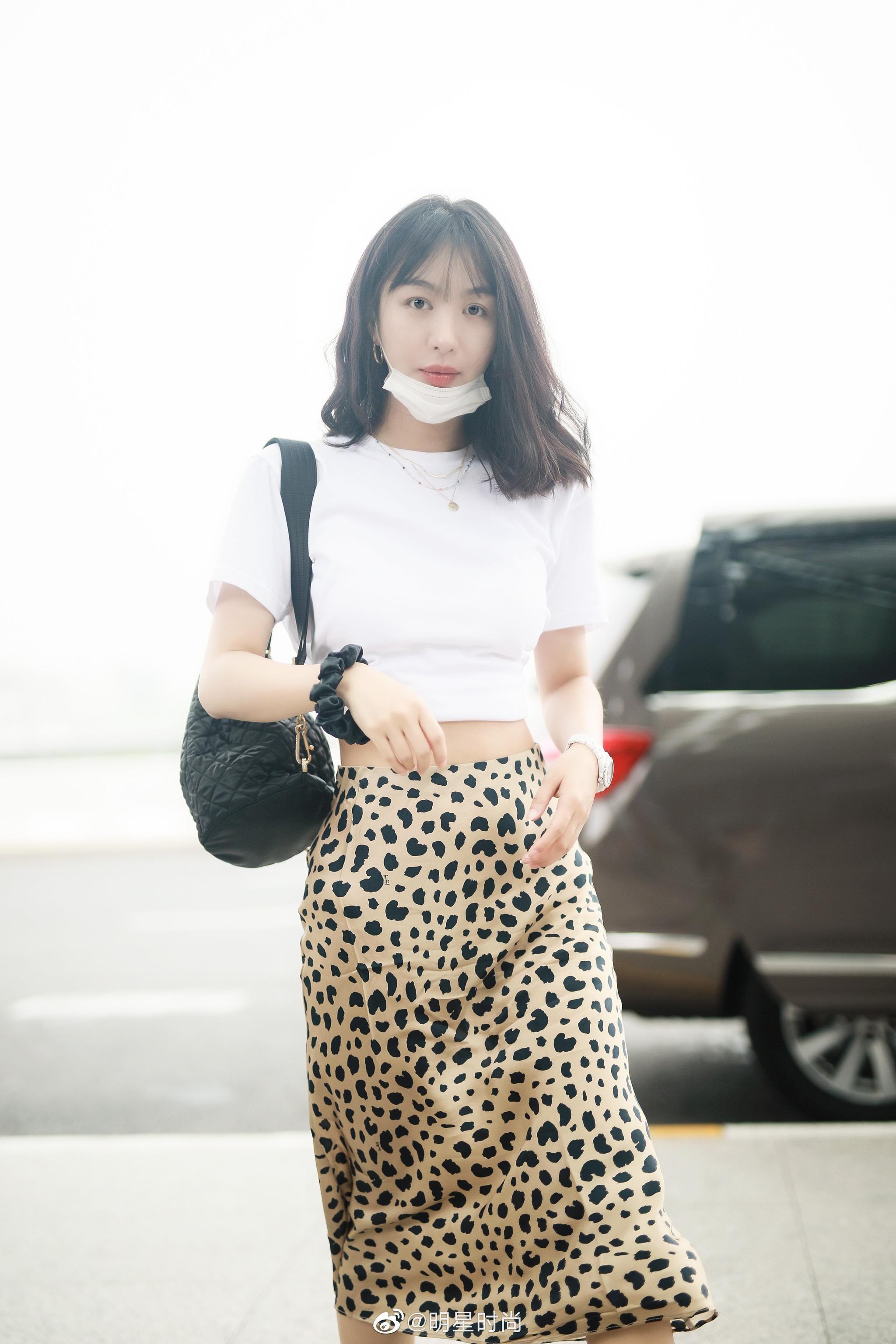 李菲儿今日机场新造型,白色t搭配豹纹长裙大秀身材