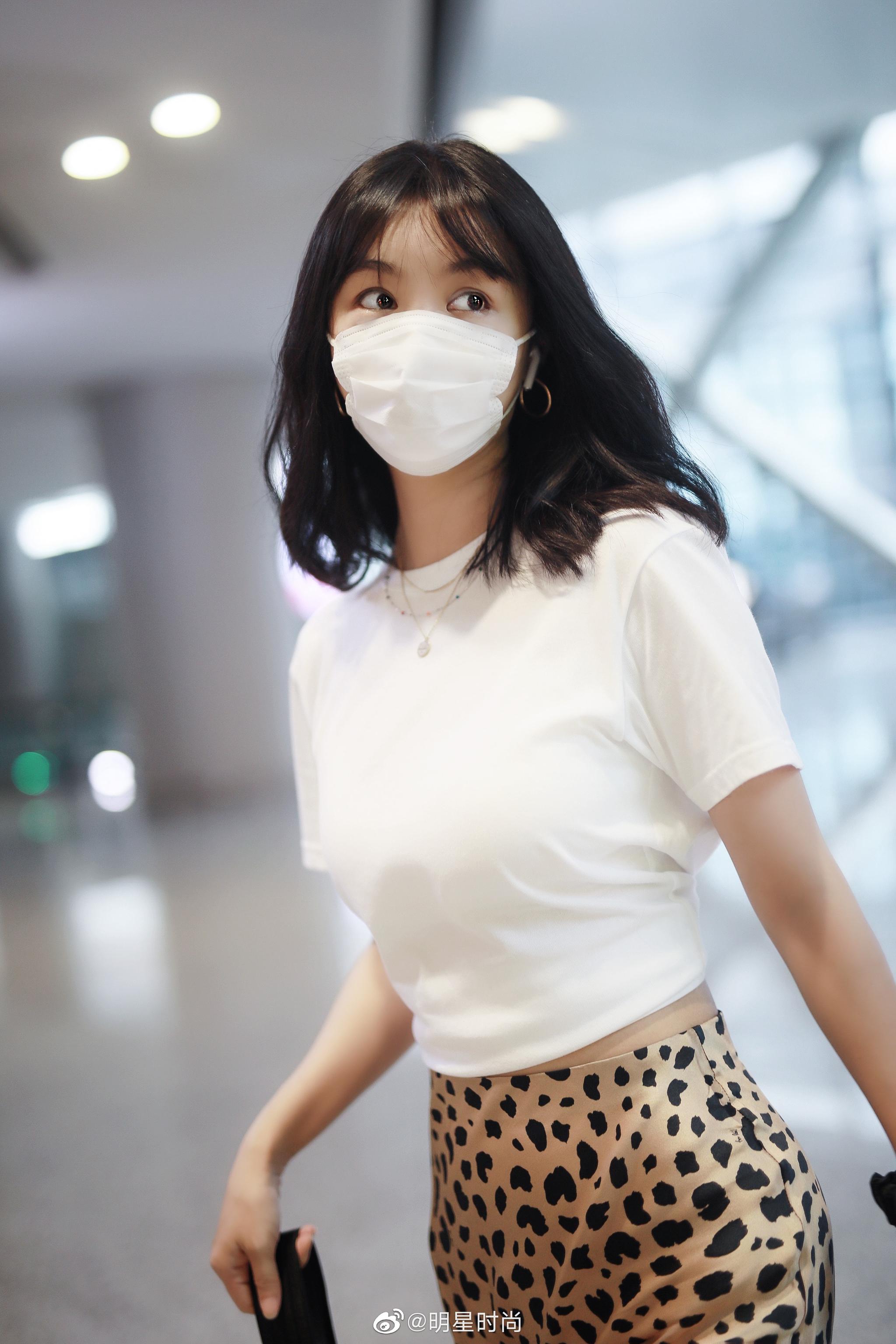 李菲儿今日机场新造型,白色t搭配豹纹长裙大秀身材