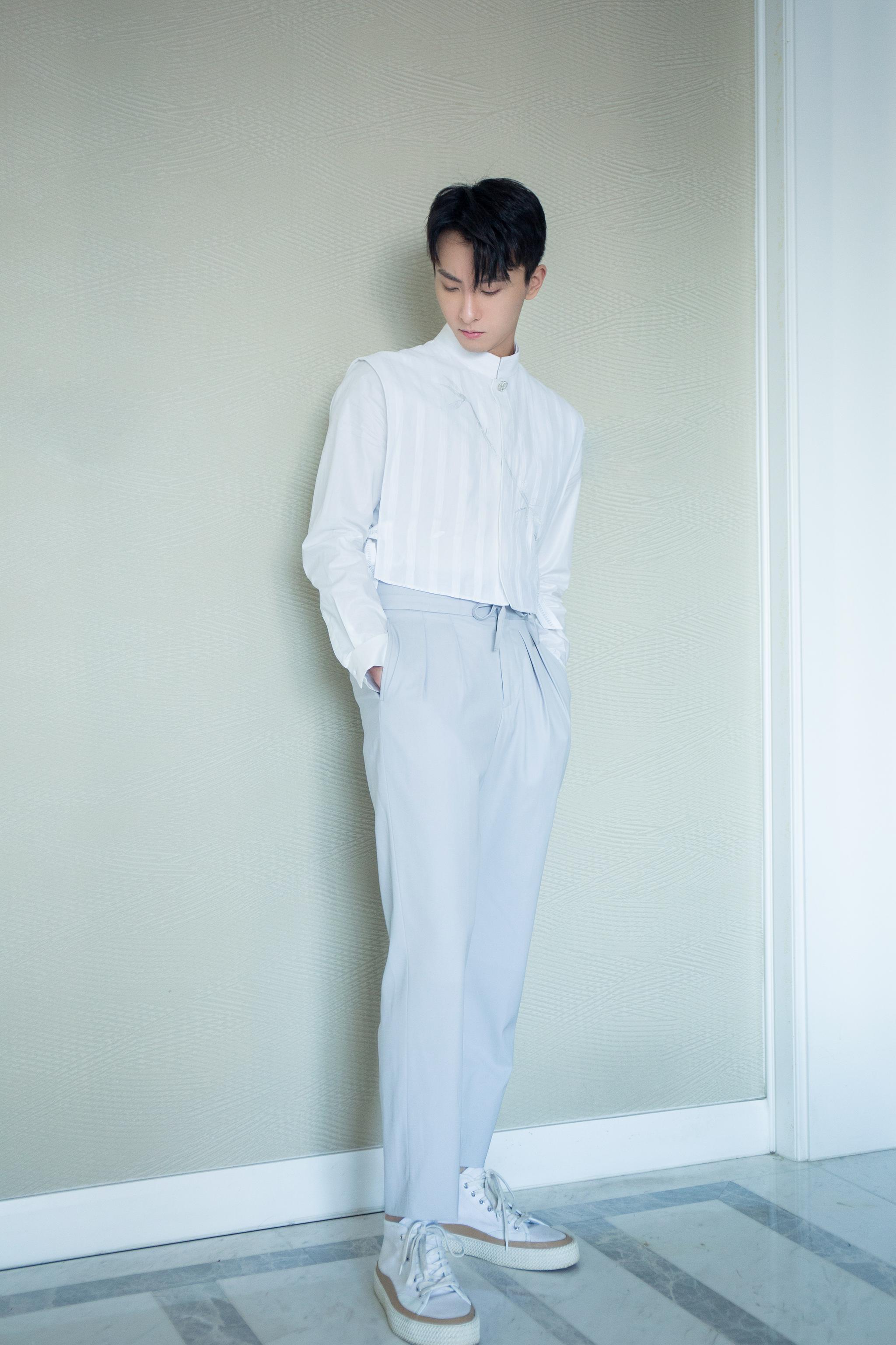 牛骏峰以一身浅色系搭配登上央视端午特别节目 ,清爽干净