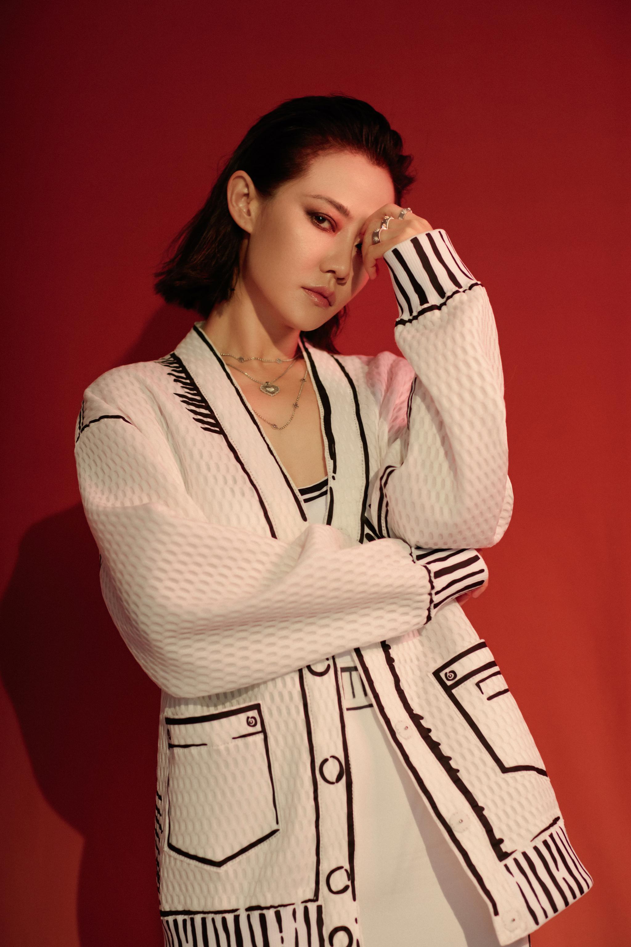 新片出炉,黑白描绘线条风,简约而不简单