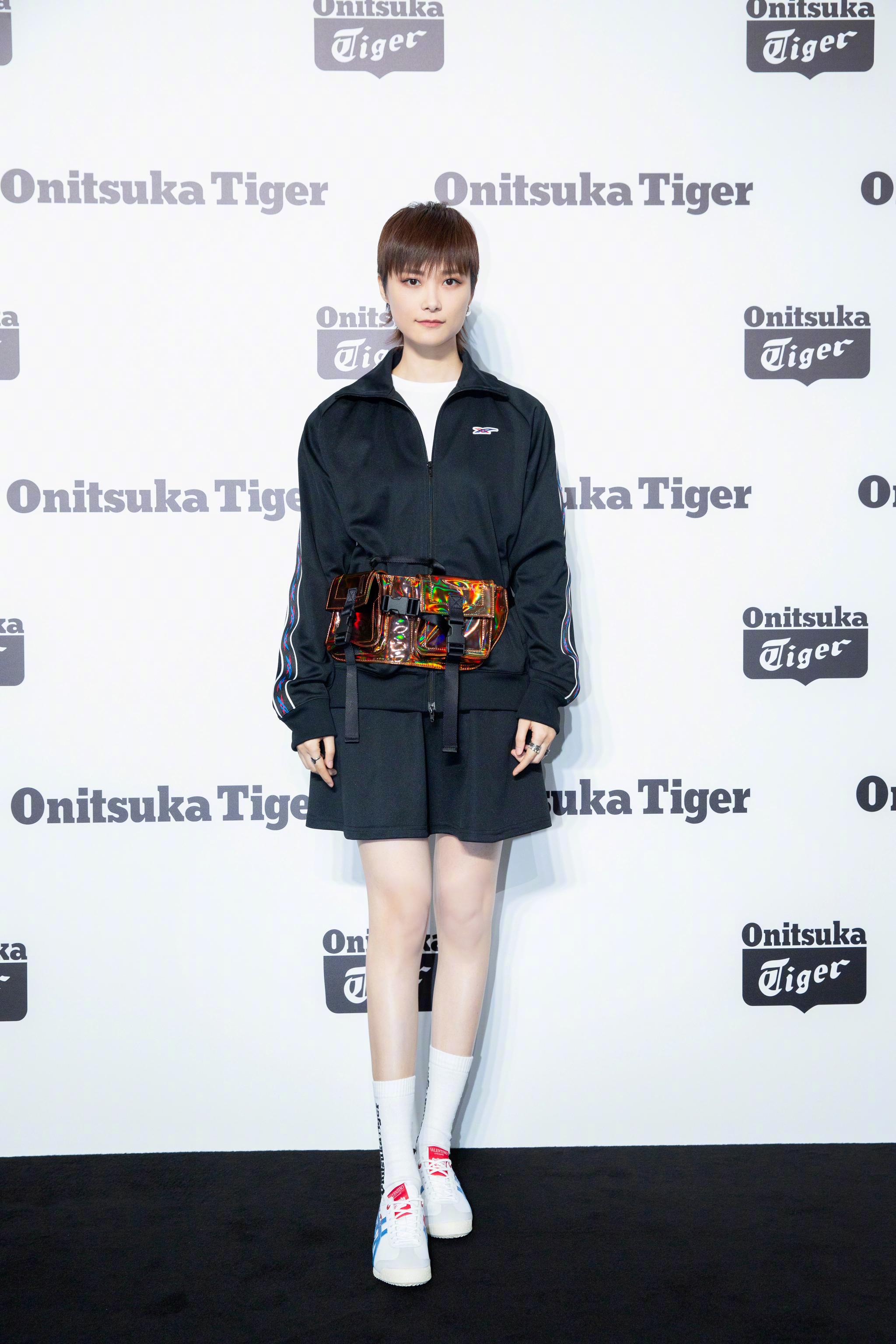 品牌全球代言人@李宇春 现身@onitsukatiger官方微博 鬼冢虎上海悦荟