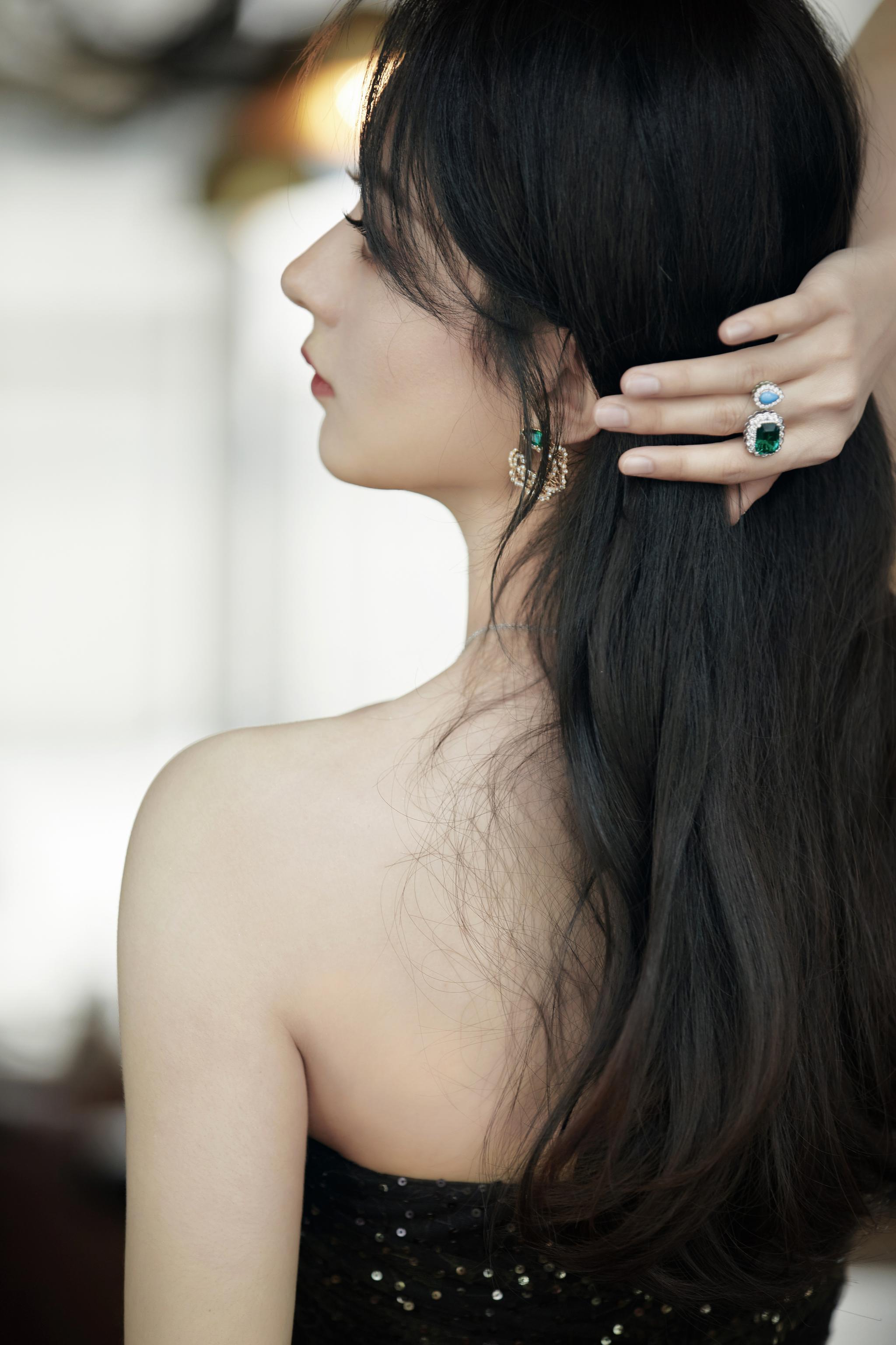 今日赵丽颖出席活动身着一袭星空渐变抹胸裙