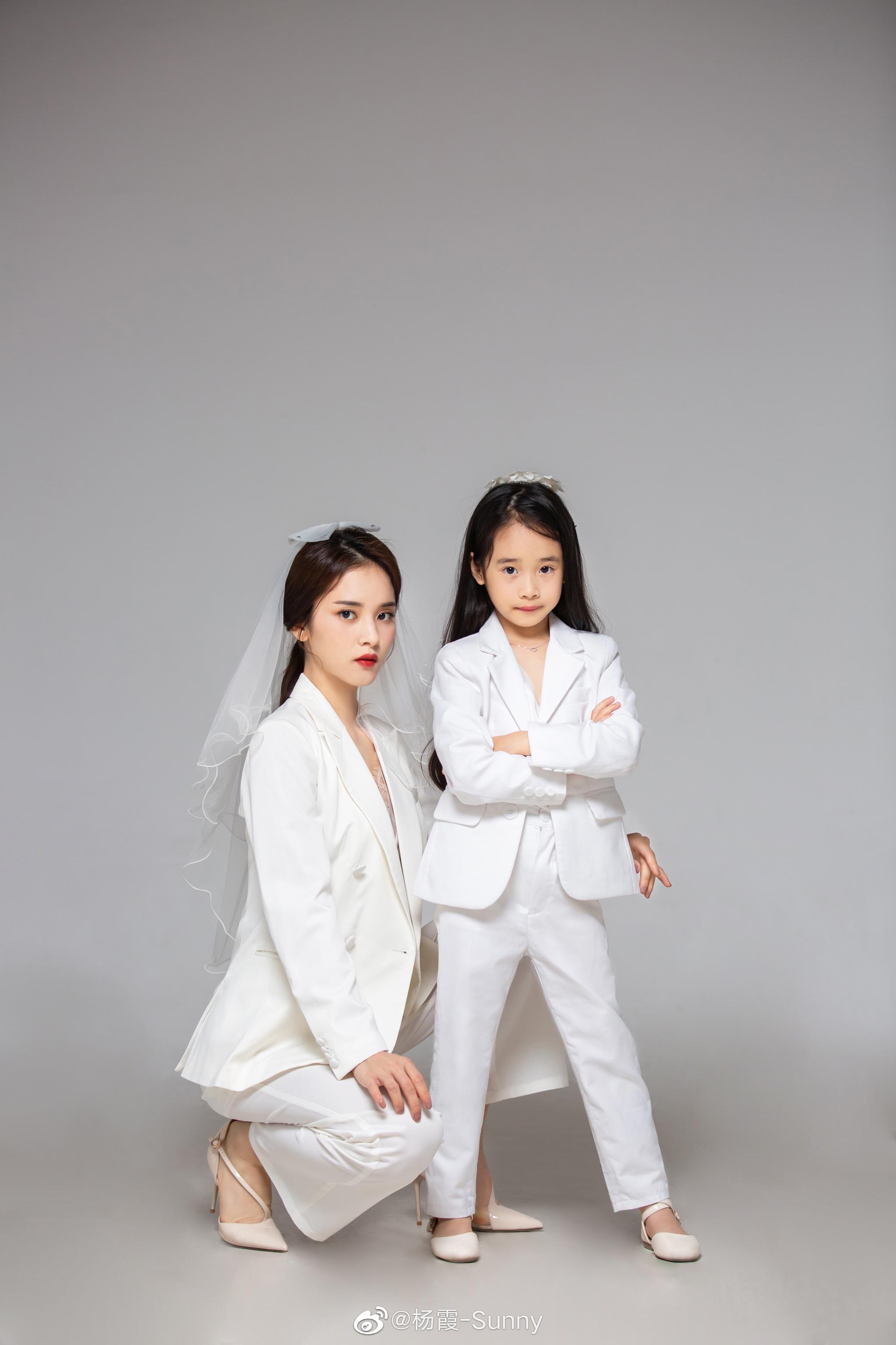 母女写真等她慢慢长大与我齐肩