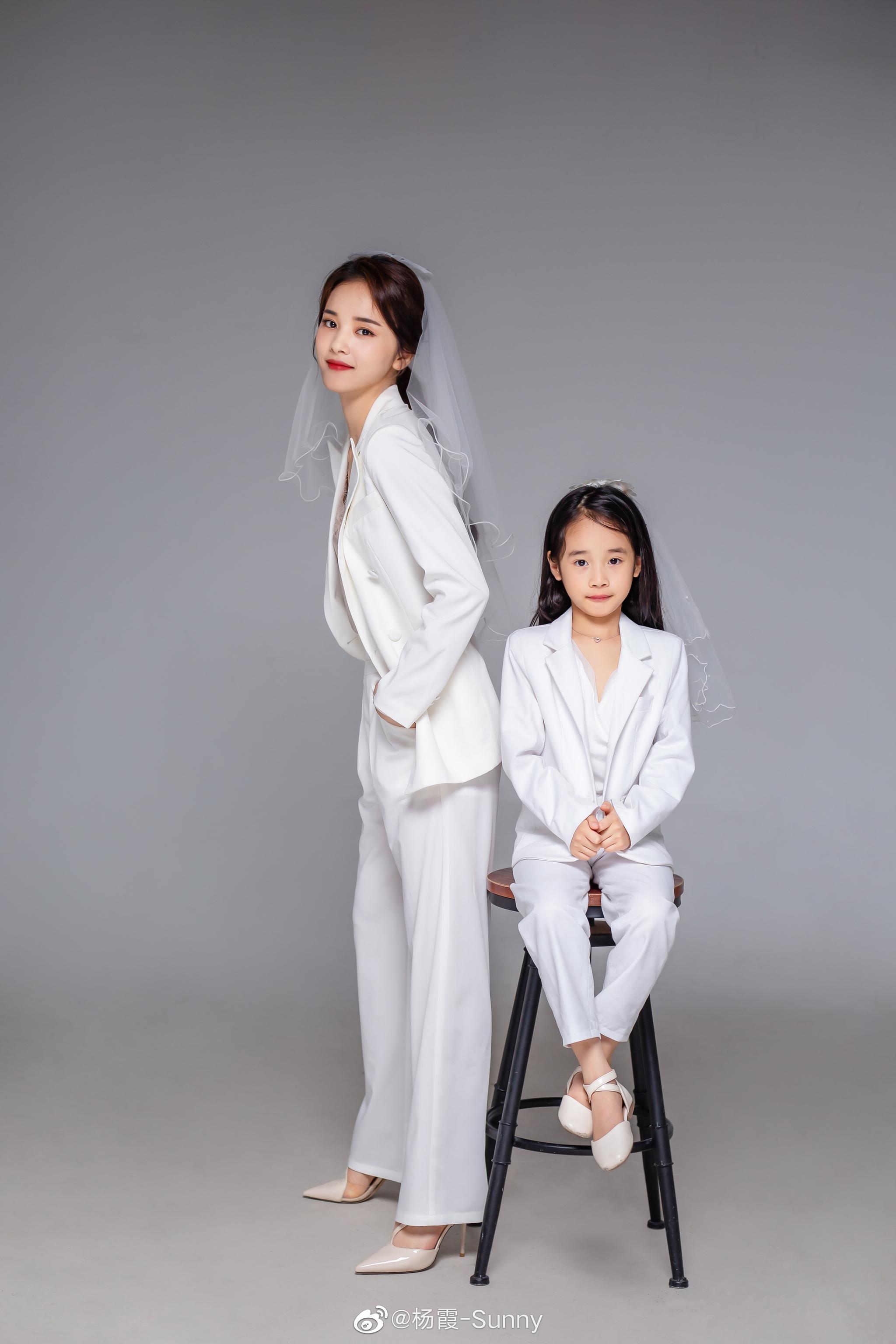 母女写真等她慢慢长大与我齐肩