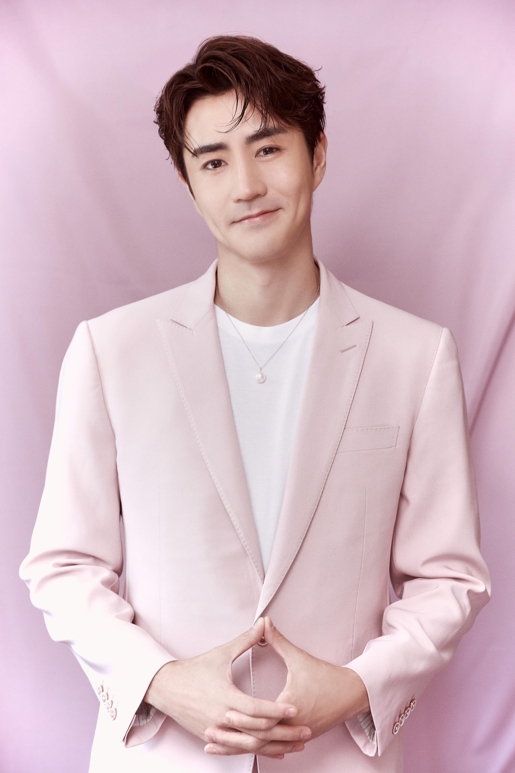 以七夕大使身份,亮相某品牌活动.樱花粉西装浪漫温柔