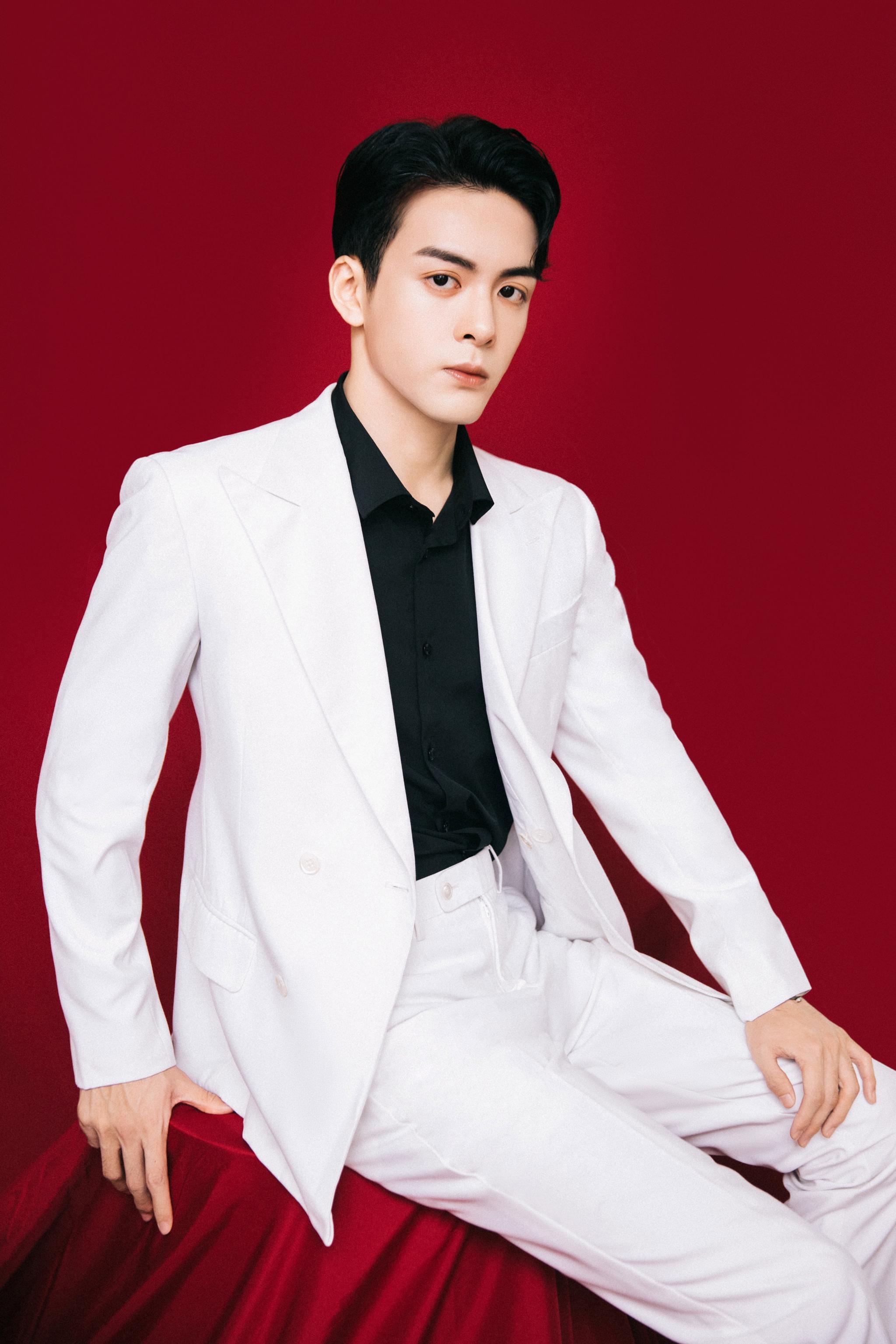 最新活动写真释出,白西装黑衬衫配项链叠戴